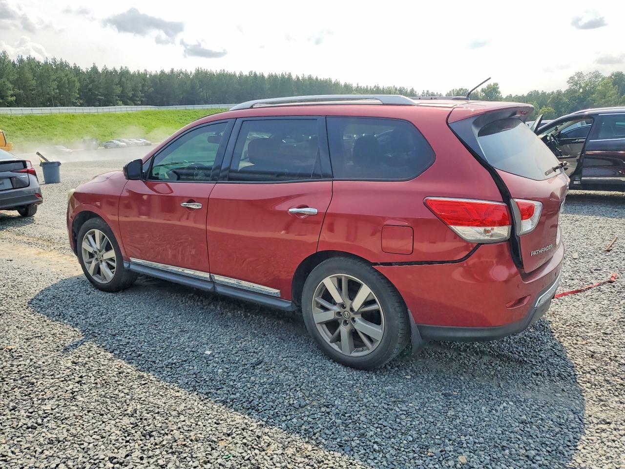 2014 Nissan Pathfinder S Red vin: 5N1AR2MMXEC602537