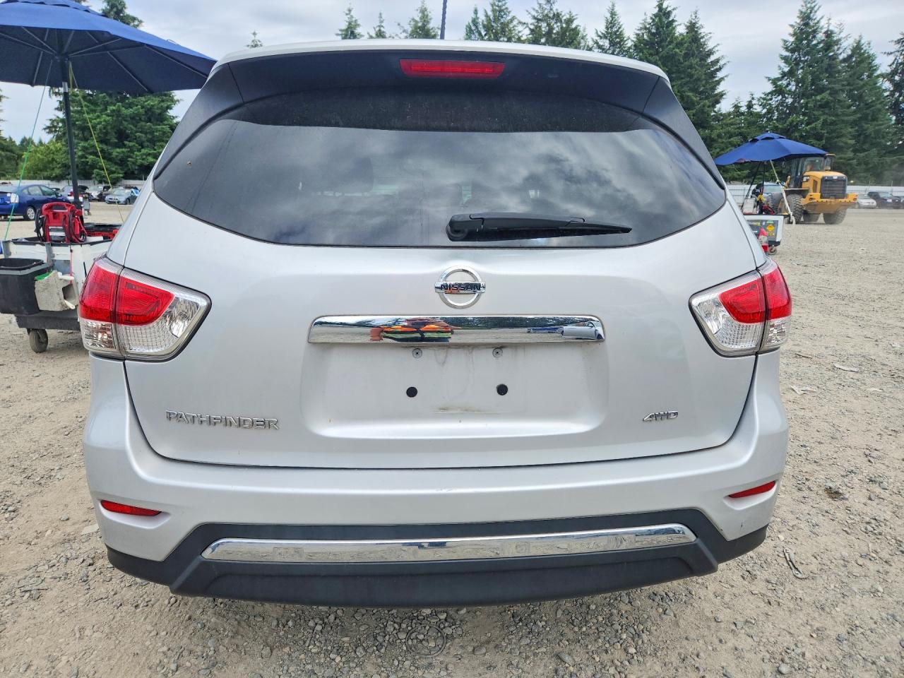 2014 Nissan Pathfinder S Silver vin: 5N1AR2MMXEC692997
