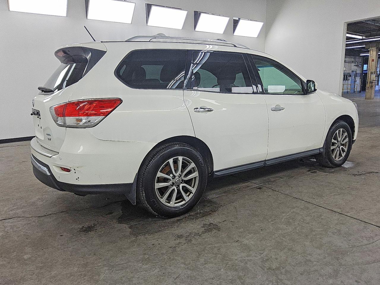 2014 Nissan Pathfinder Sv White vin: 5N1AR2MMXEC715114