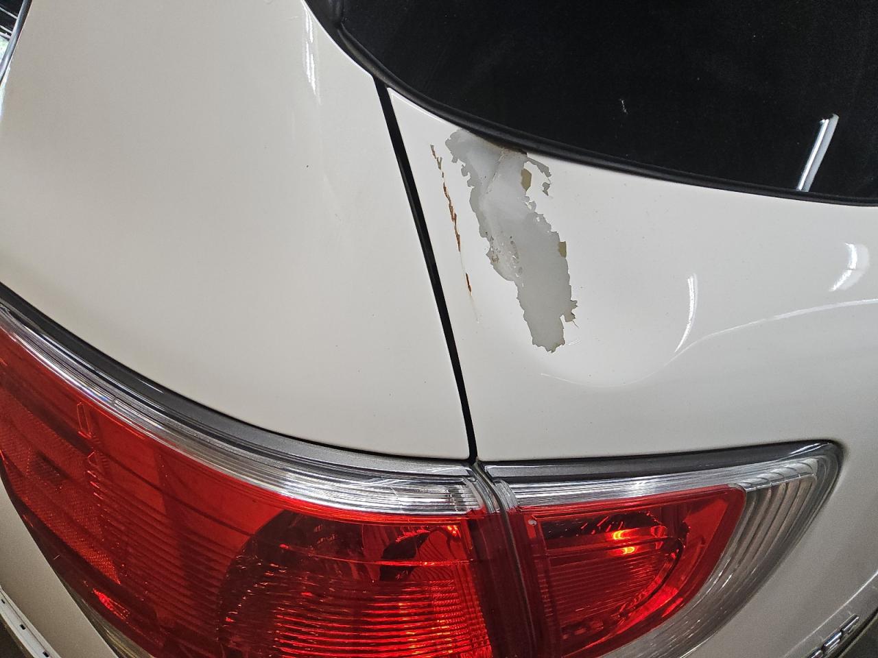 2014 Nissan Pathfinder Sv White vin: 5N1AR2MMXEC715114 Damage: Lift Gate, Dent(S) W/ Paint Dmg, 3 To 4 Inches