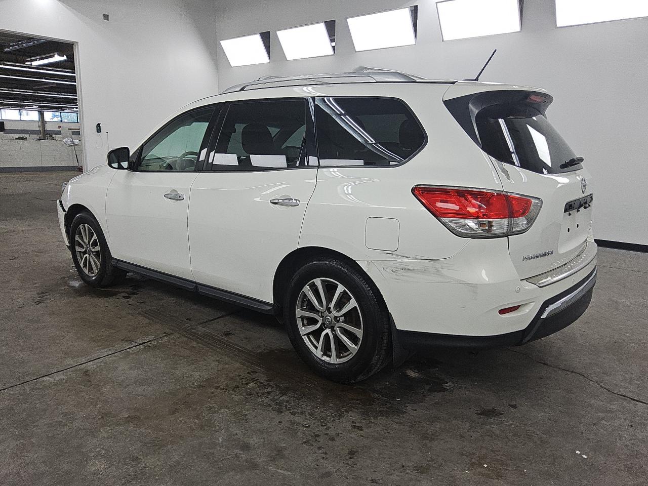 2014 Nissan Pathfinder Sv White vin: 5N1AR2MMXEC715114 Damage: Left Qtr Panel, Heavy Scratch, 9 To 10 Inches