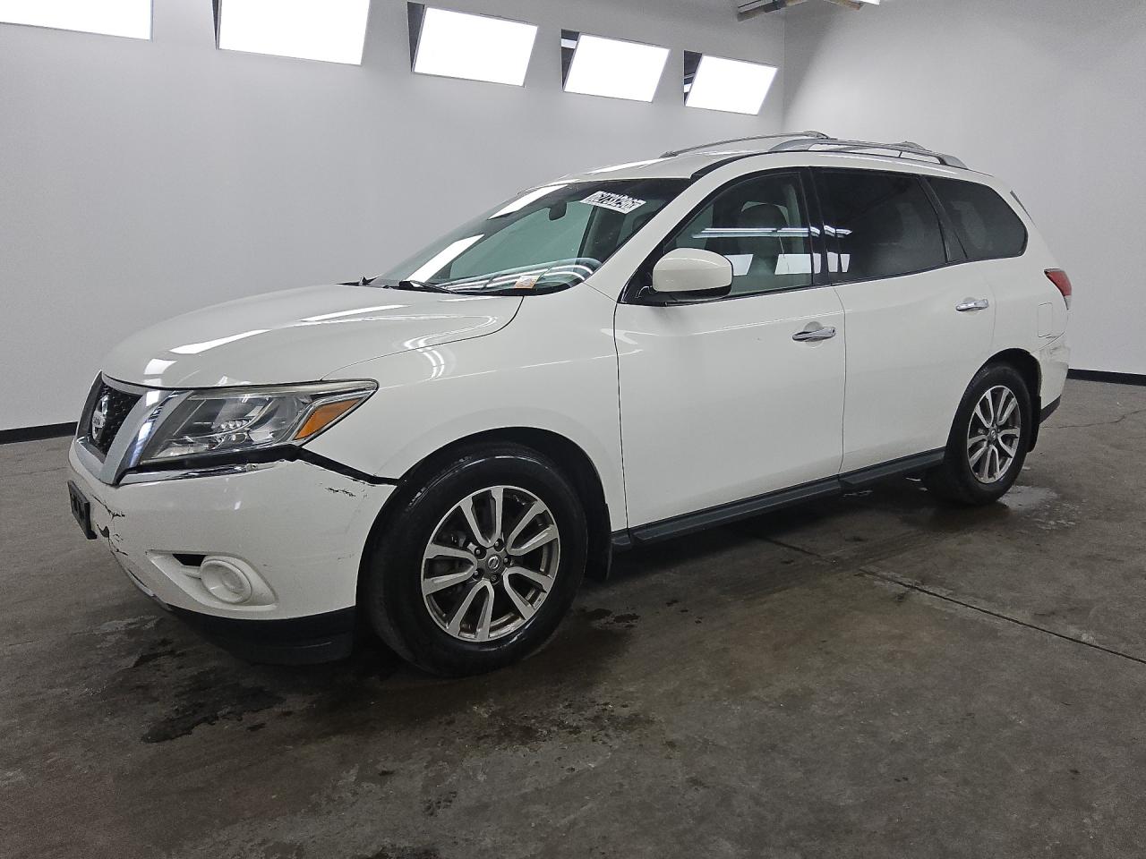 2014 Nissan Pathfinder Sv White vin: 5N1AR2MMXEC715114 Damage: Left Front Door, Dent(S) W/ Paint Dmg, 1/8 To 1/2 Inch