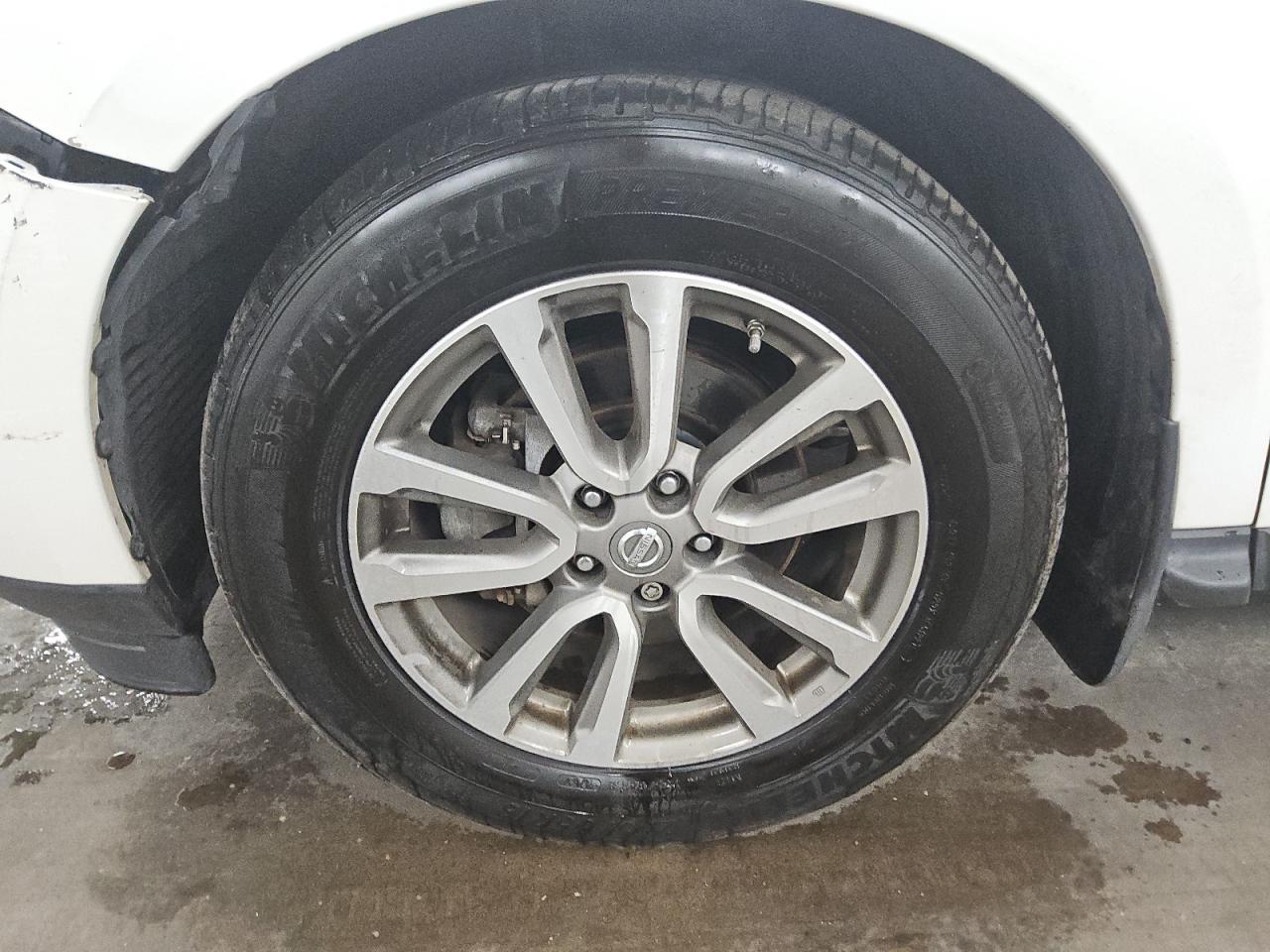 2014 Nissan Pathfinder Sv White vin: 5N1AR2MMXEC715114 Damage: Left Front Tire, Worn, Replacement Required