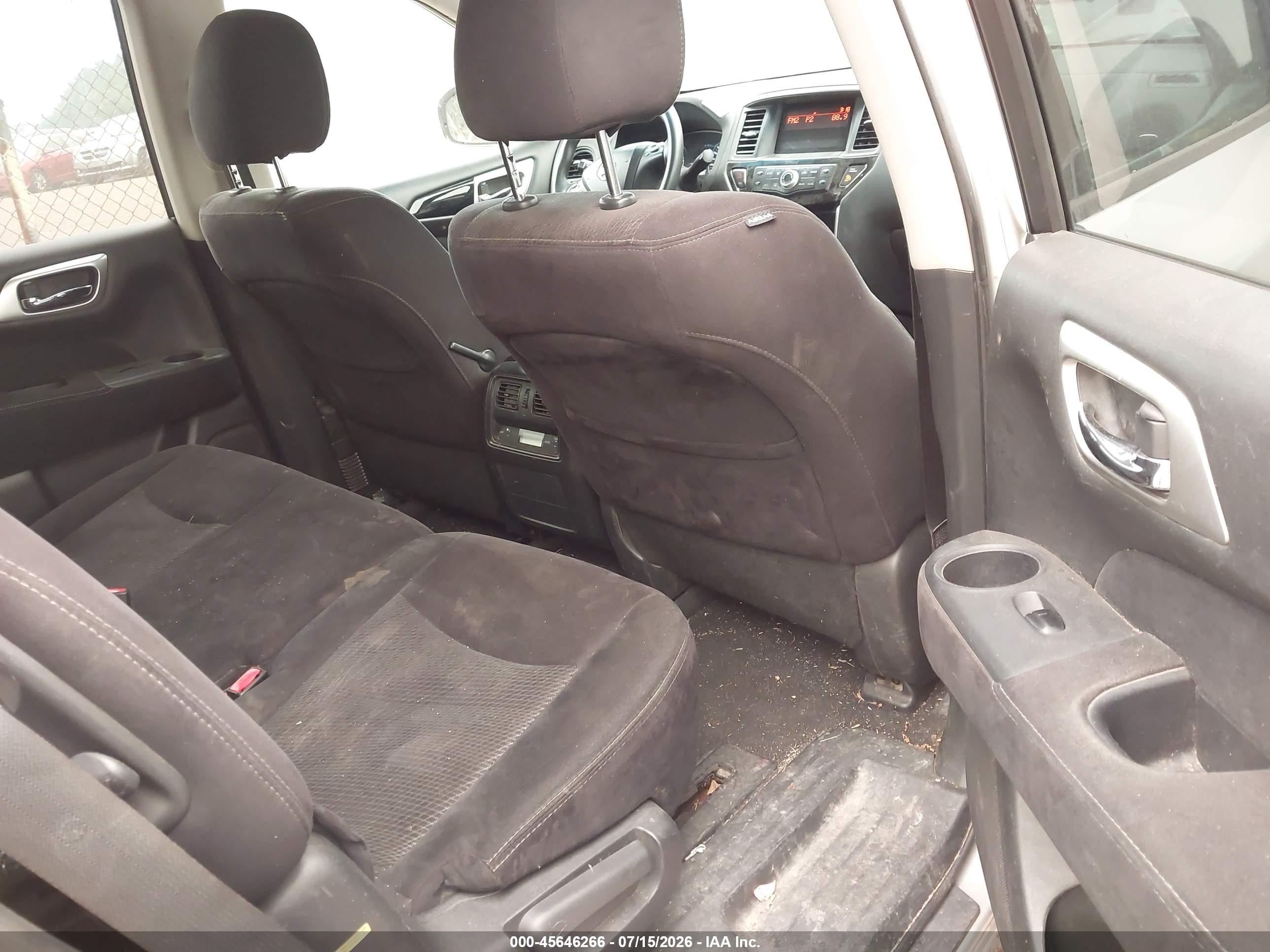 2014 Nissan Pathfinder S Silver vin: 5N1AR2MMXEC734956