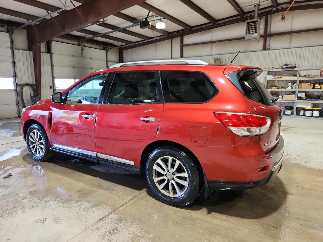 2015 Nissan Pathfinder Sl Red vin: 5N1AR2MMXFC668328 Damage: Left Front Fender, Dent(S) W/ Paint Dmg, > 12 Inches