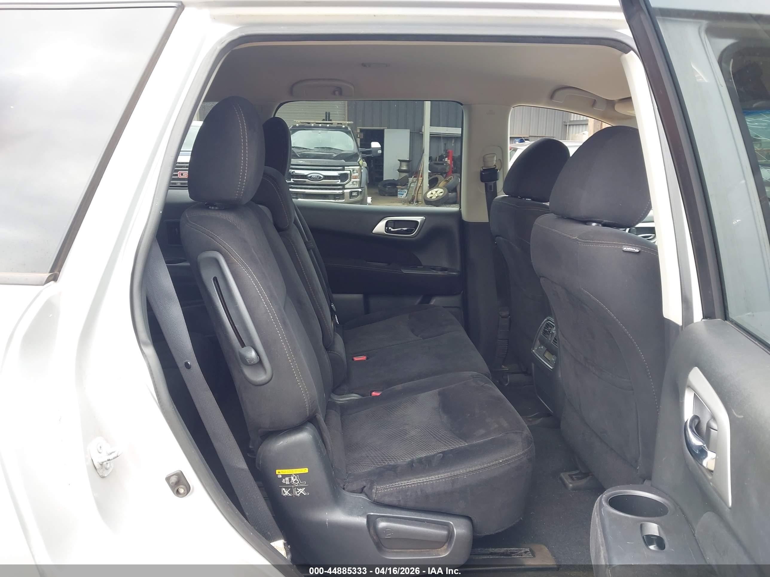 2014 Nissan Pathfinder S Silver vin: 5N1AR2MN0EC681371