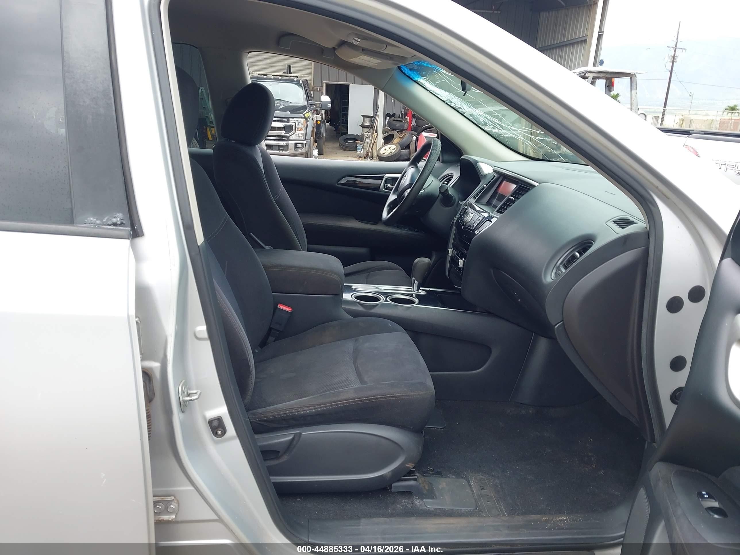 2014 Nissan Pathfinder S Silver vin: 5N1AR2MN0EC681371