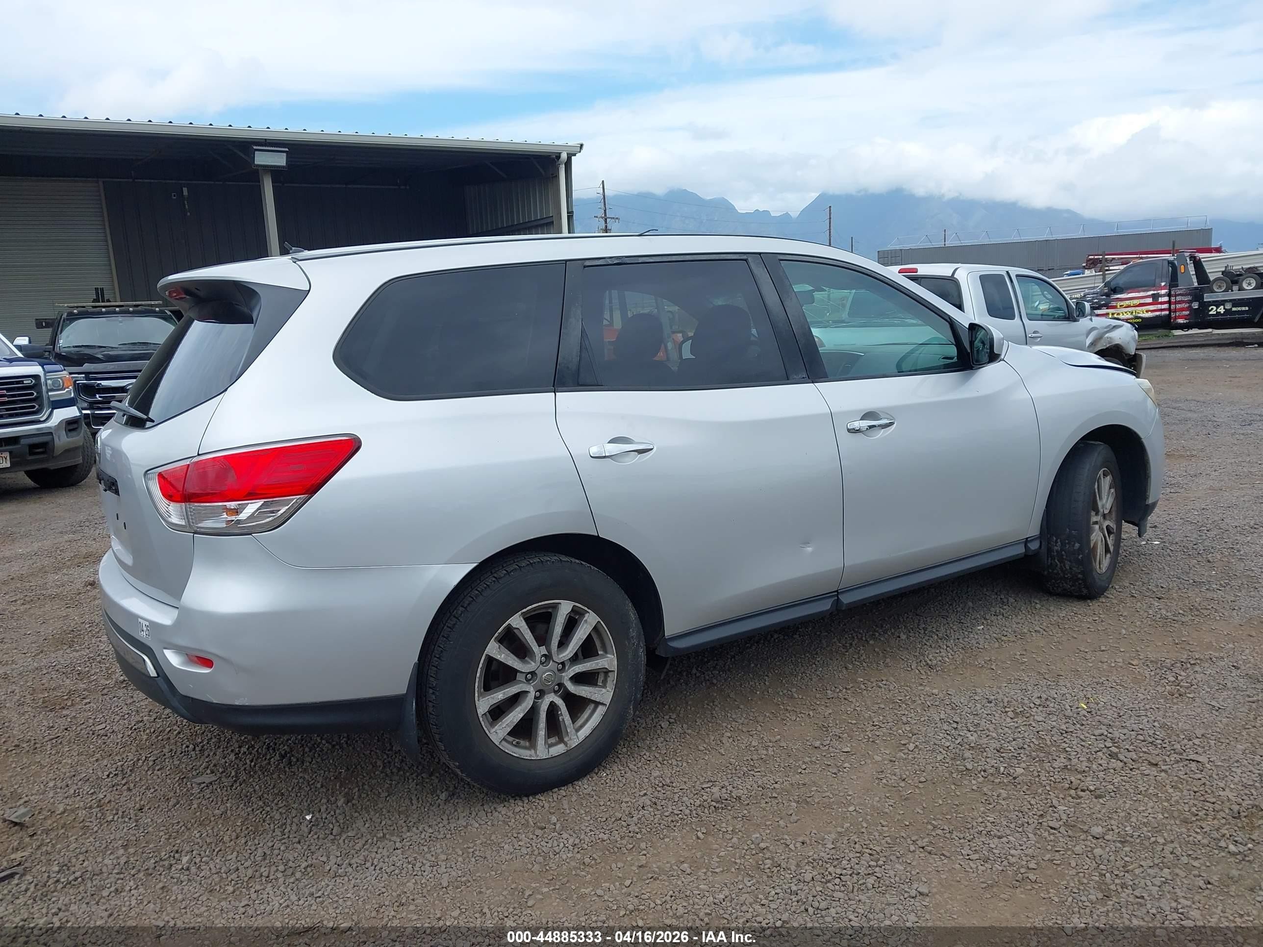 2014 Nissan Pathfinder S Silver vin: 5N1AR2MN0EC681371
