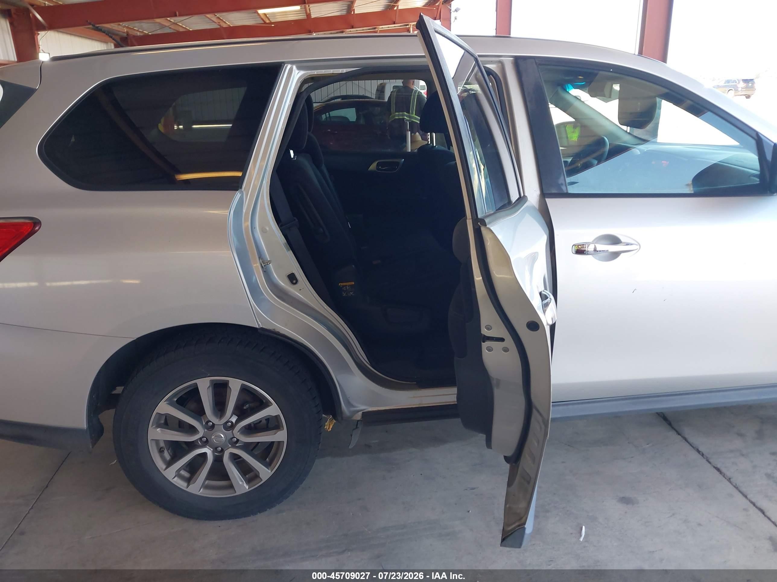 2013 Nissan Pathfinder S Silver vin: 5N1AR2MN1DC656882