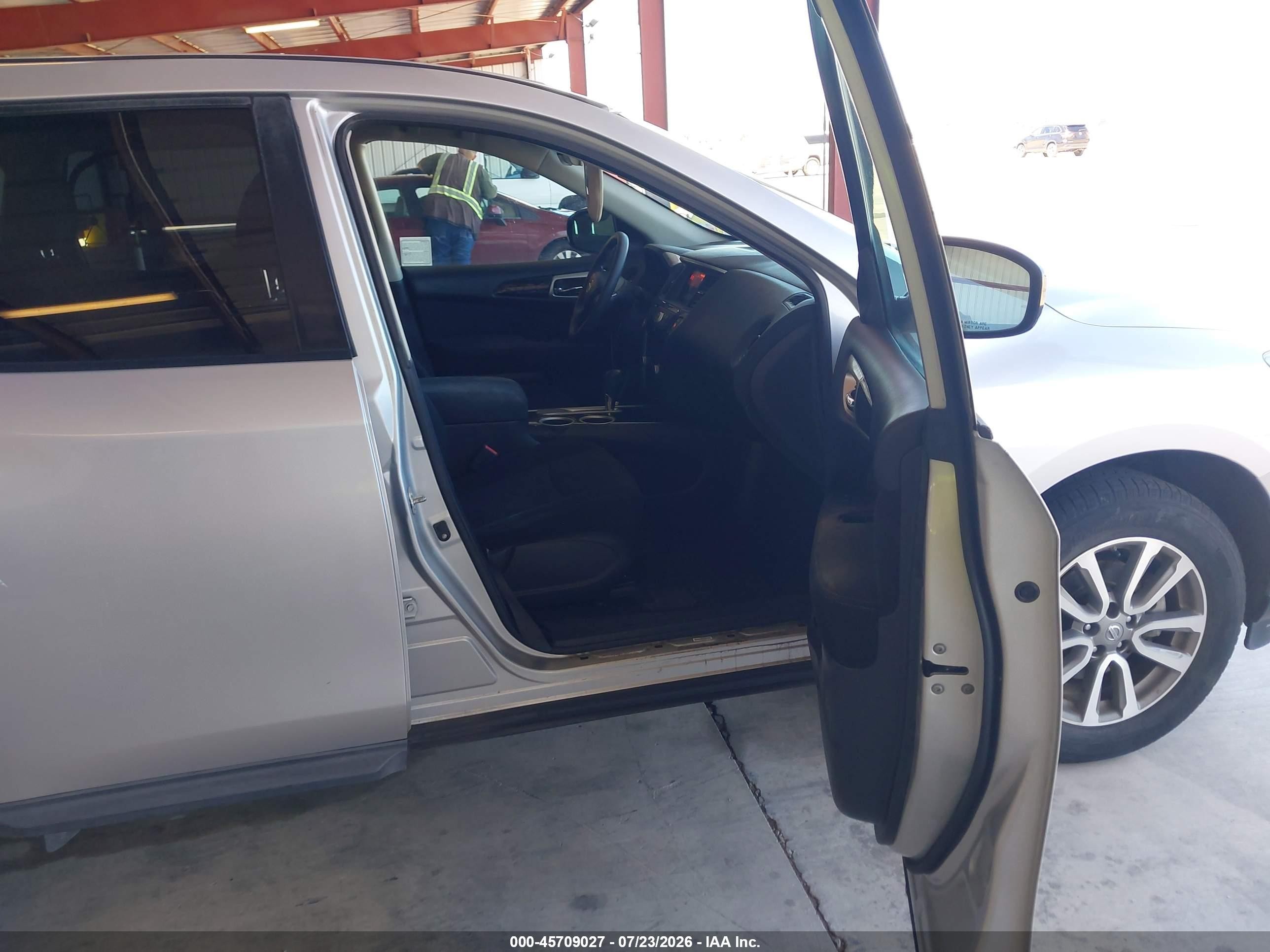 2013 Nissan Pathfinder S Silver vin: 5N1AR2MN1DC656882