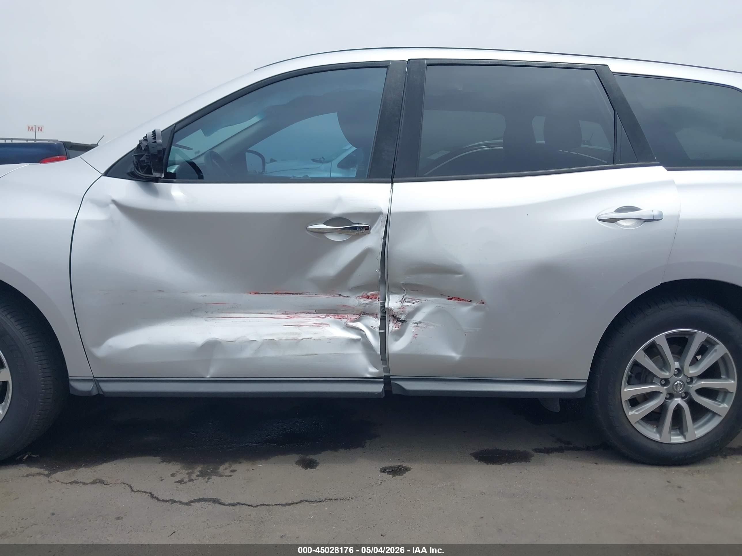 2014 Nissan Pathfinder S Silver vin: 5N1AR2MN1EC629263