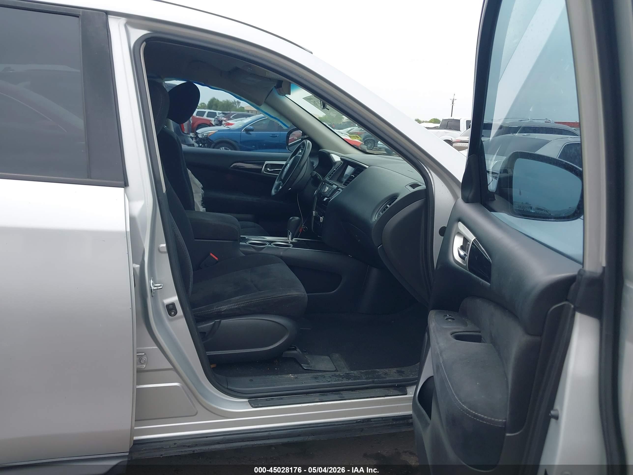 2014 Nissan Pathfinder S Silver vin: 5N1AR2MN1EC629263