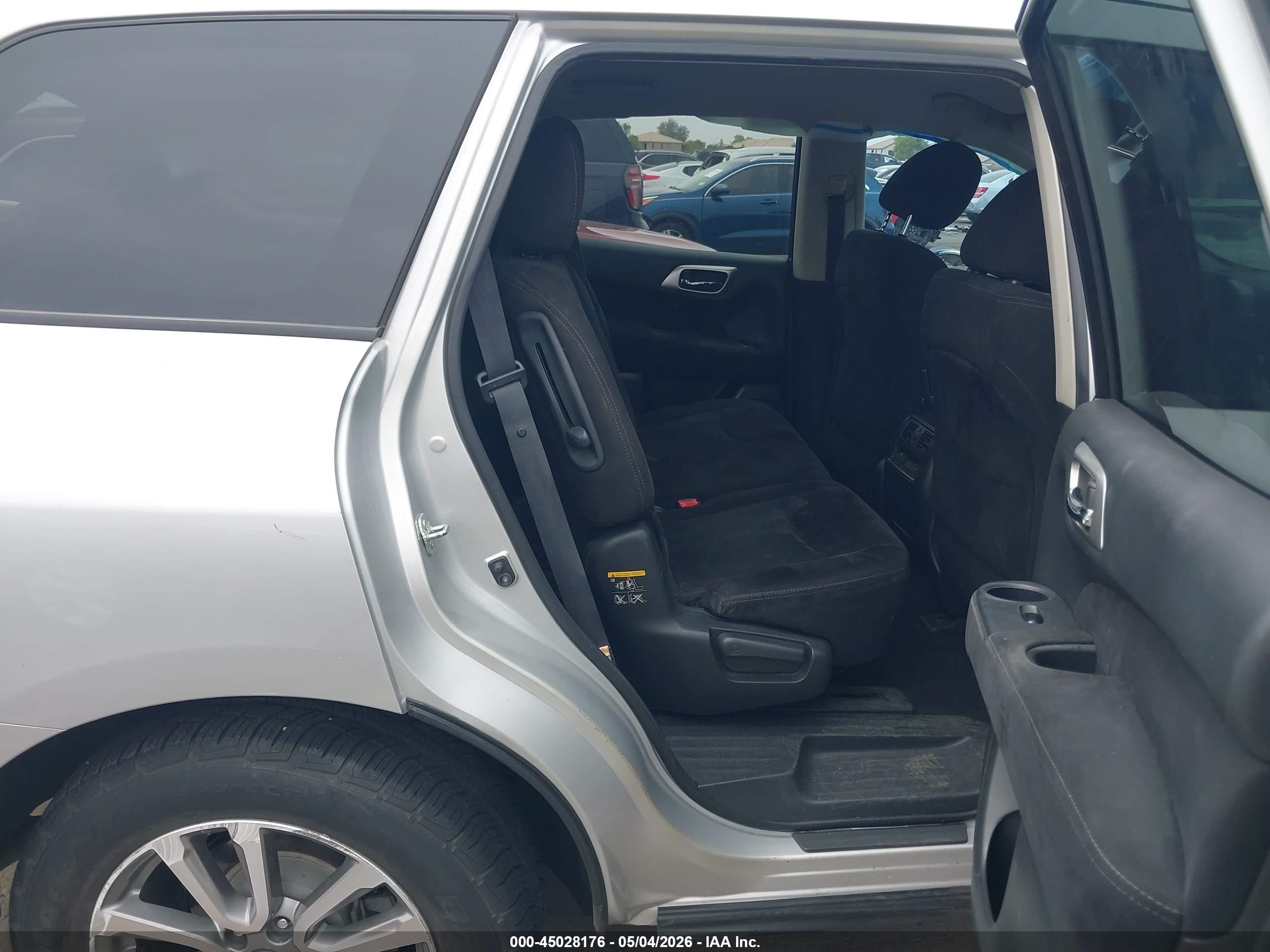 2014 Nissan Pathfinder S Silver vin: 5N1AR2MN1EC629263