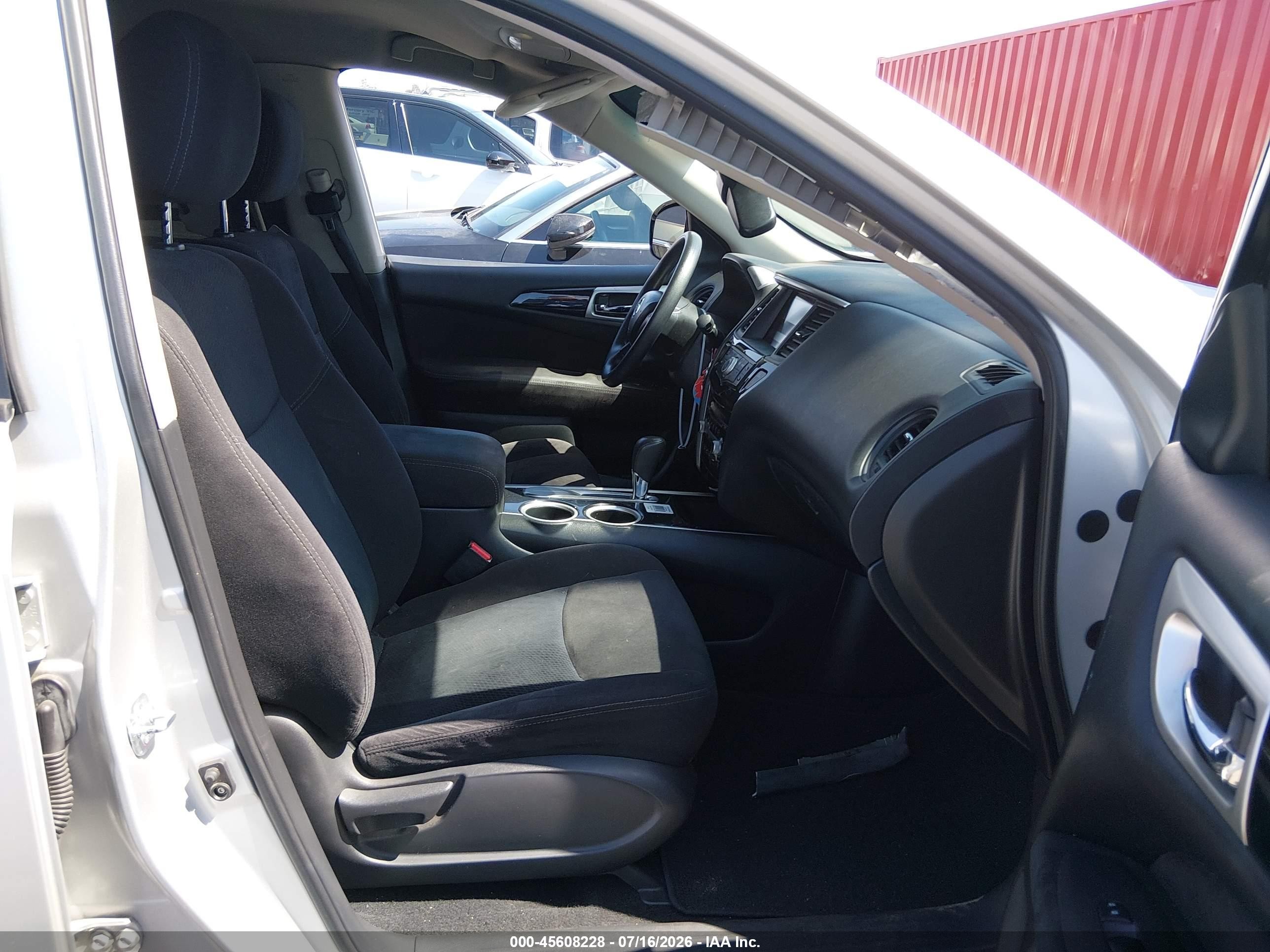 2014 Nissan Pathfinder S Silver vin: 5N1AR2MN1EC638447