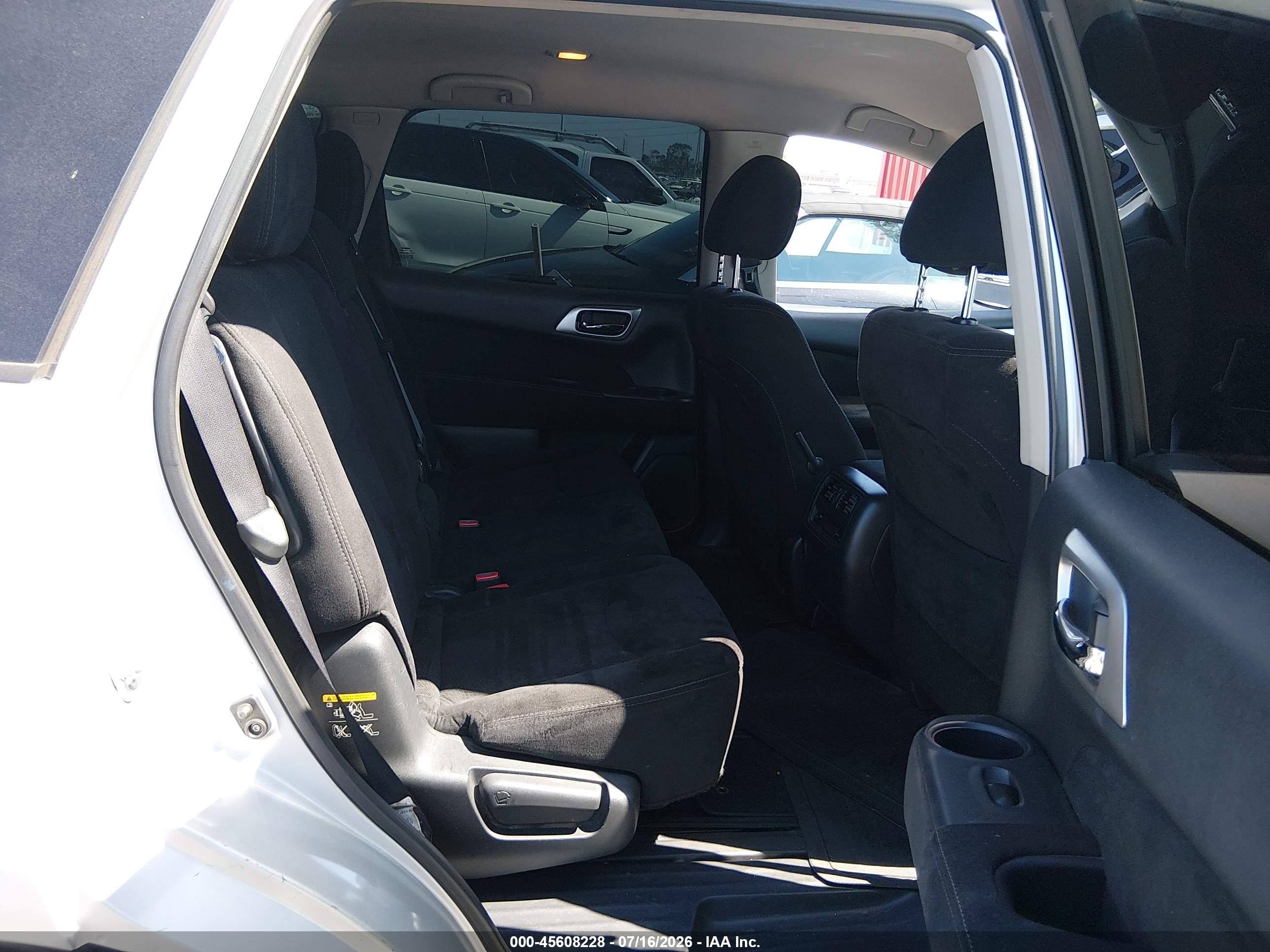 2014 Nissan Pathfinder S Silver vin: 5N1AR2MN1EC638447