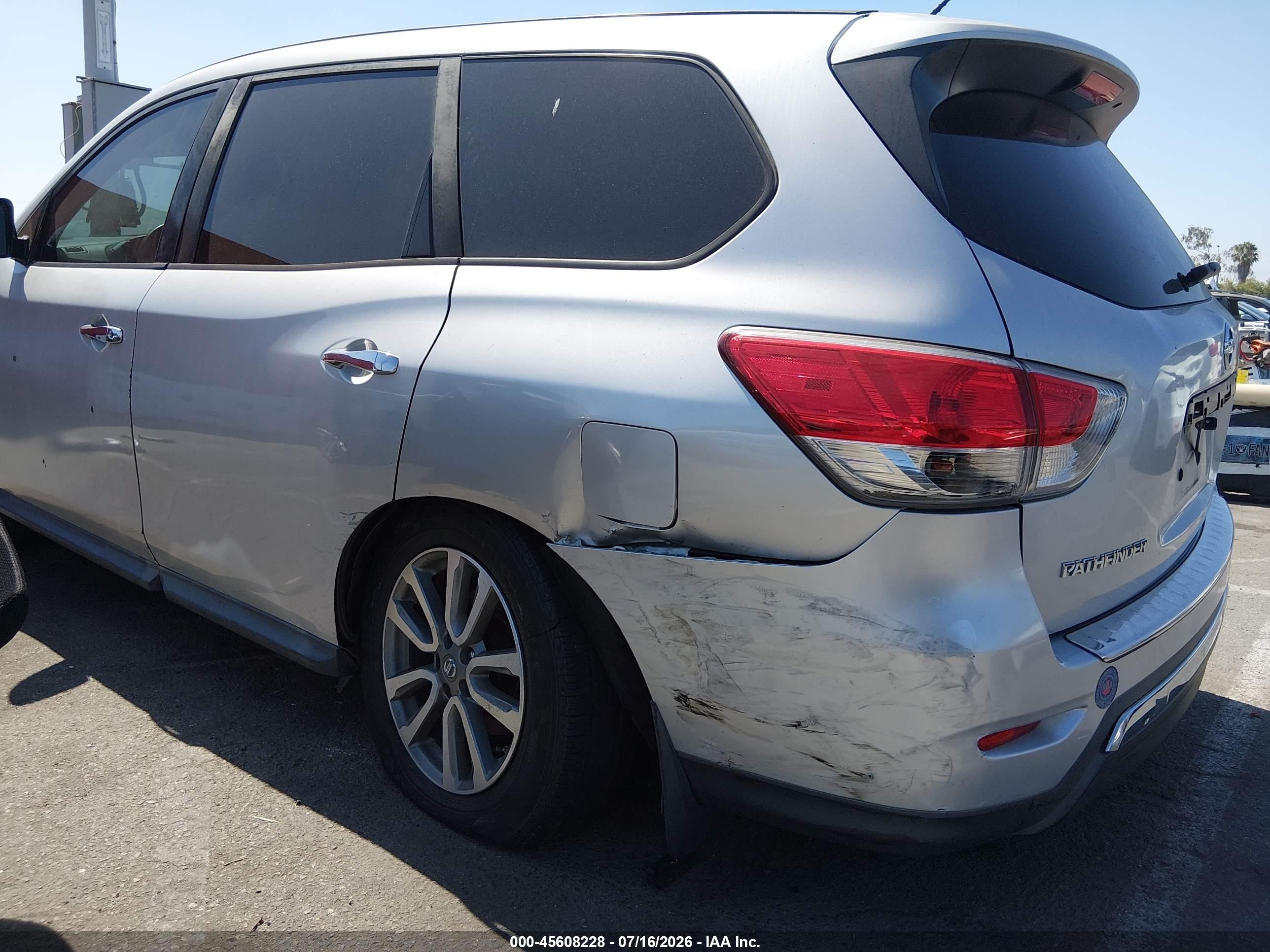 2014 Nissan Pathfinder S Silver vin: 5N1AR2MN1EC638447