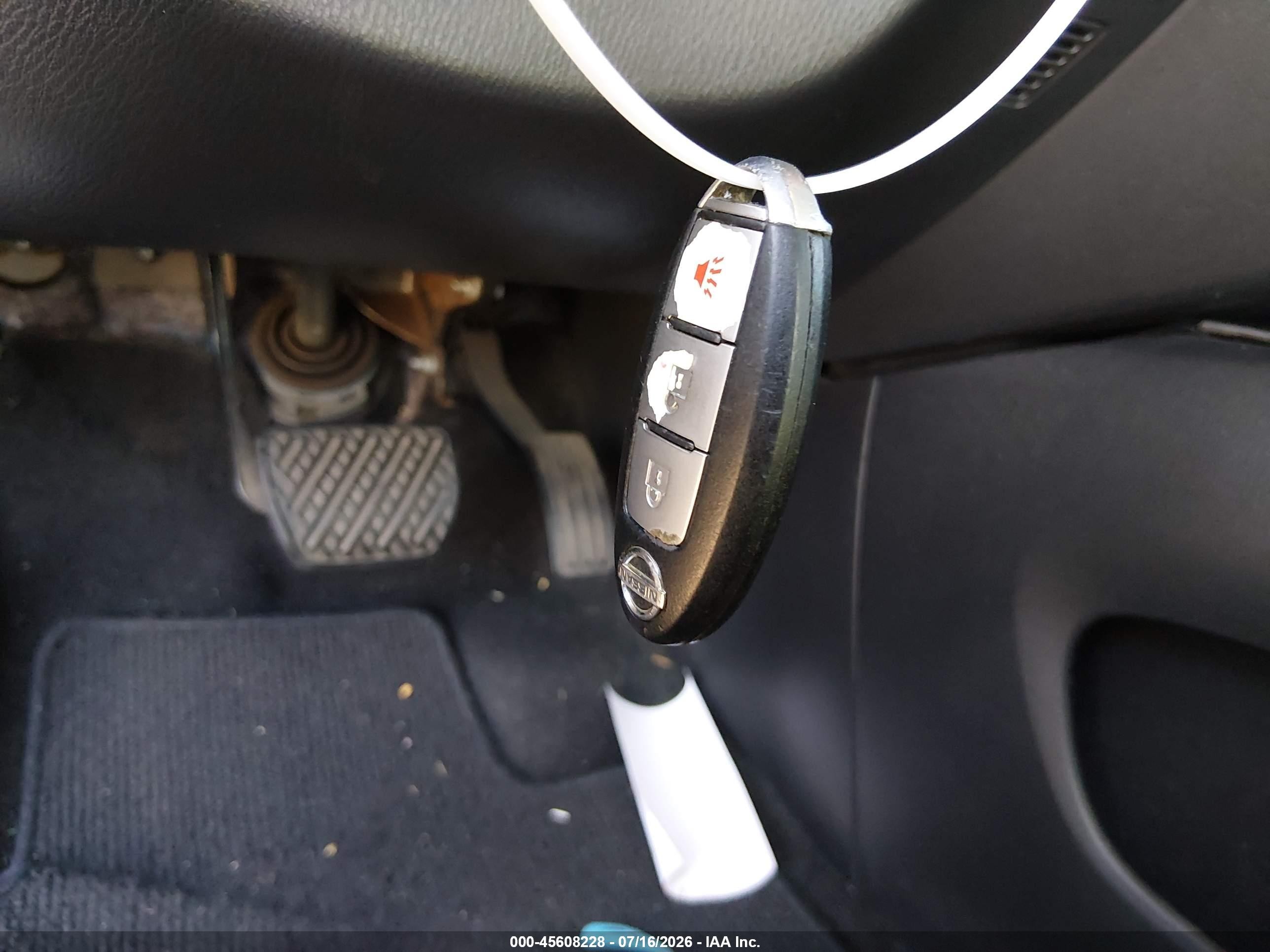 2014 Nissan Pathfinder S Silver vin: 5N1AR2MN1EC638447