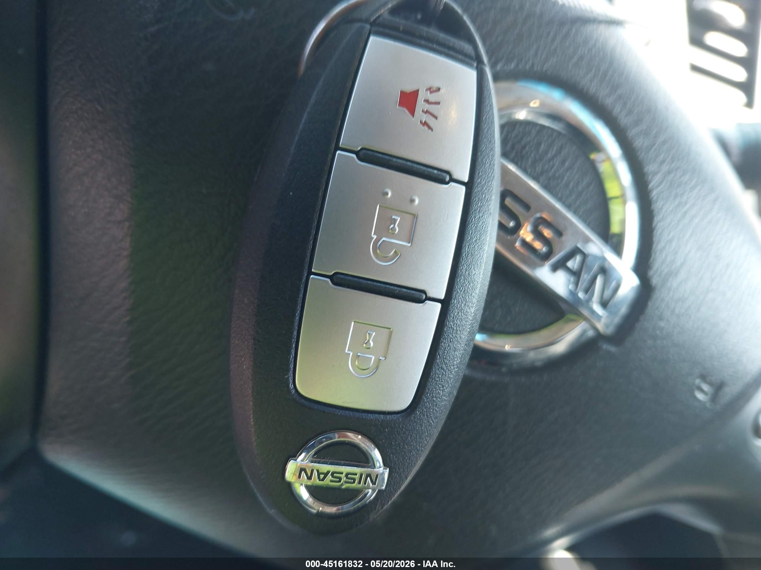 2014 Nissan Pathfinder S Silver vin: 5N1AR2MN1EC723174