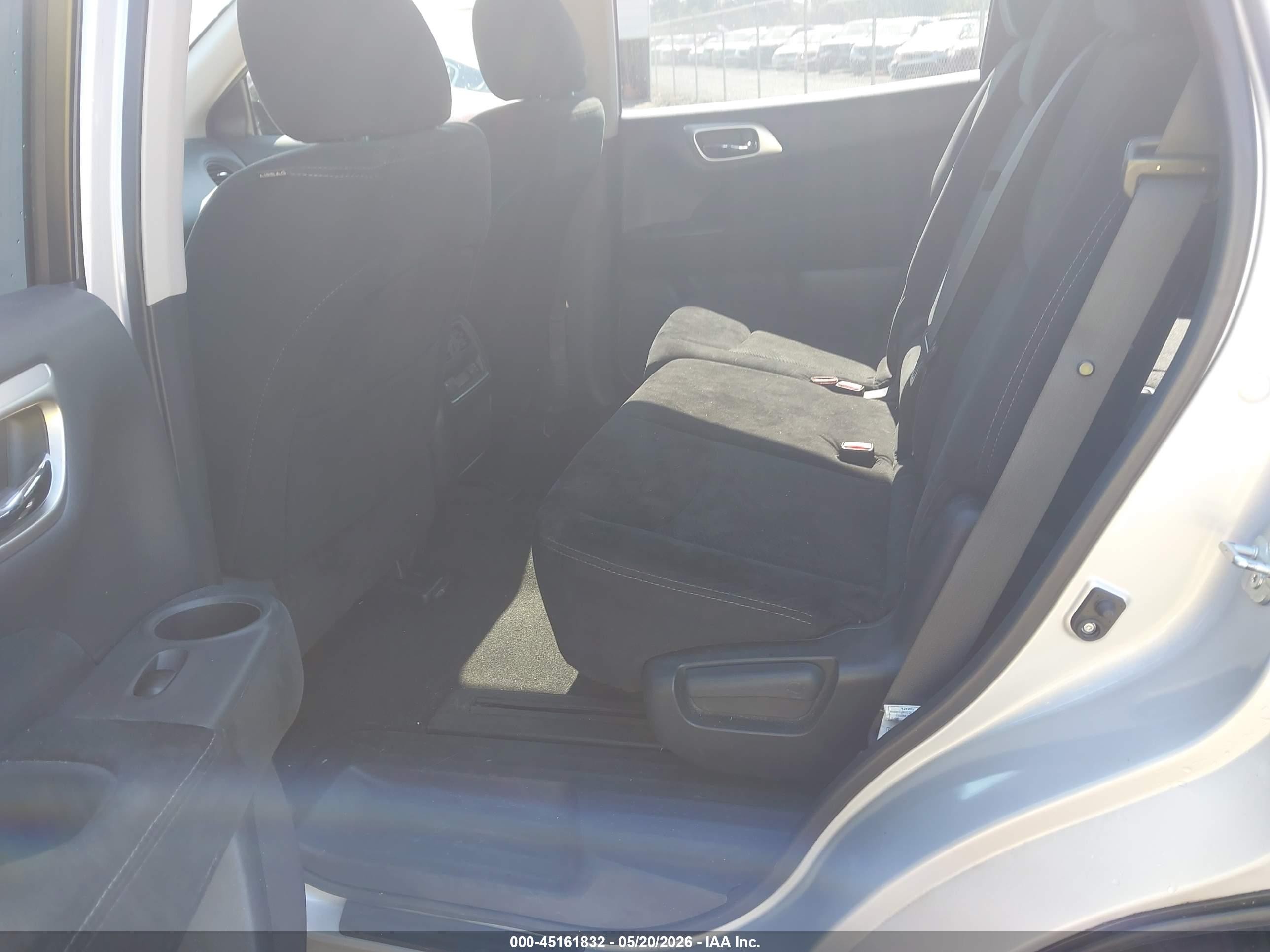 2014 Nissan Pathfinder S Silver vin: 5N1AR2MN1EC723174