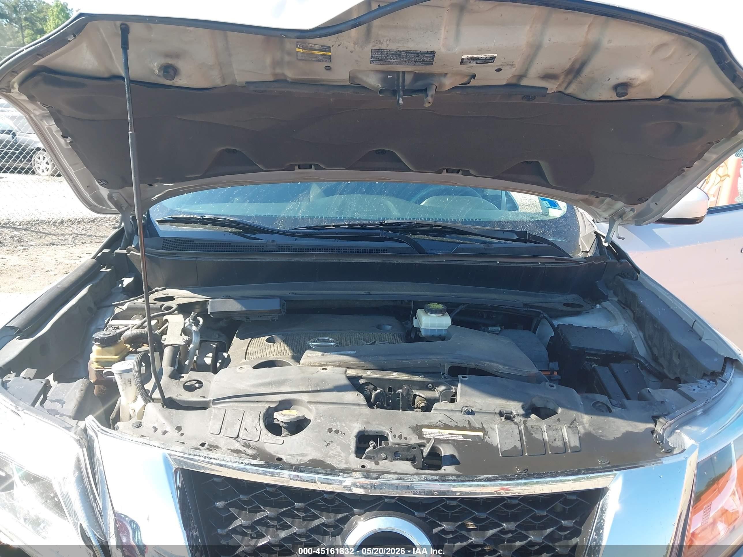 2014 Nissan Pathfinder S Silver vin: 5N1AR2MN1EC723174