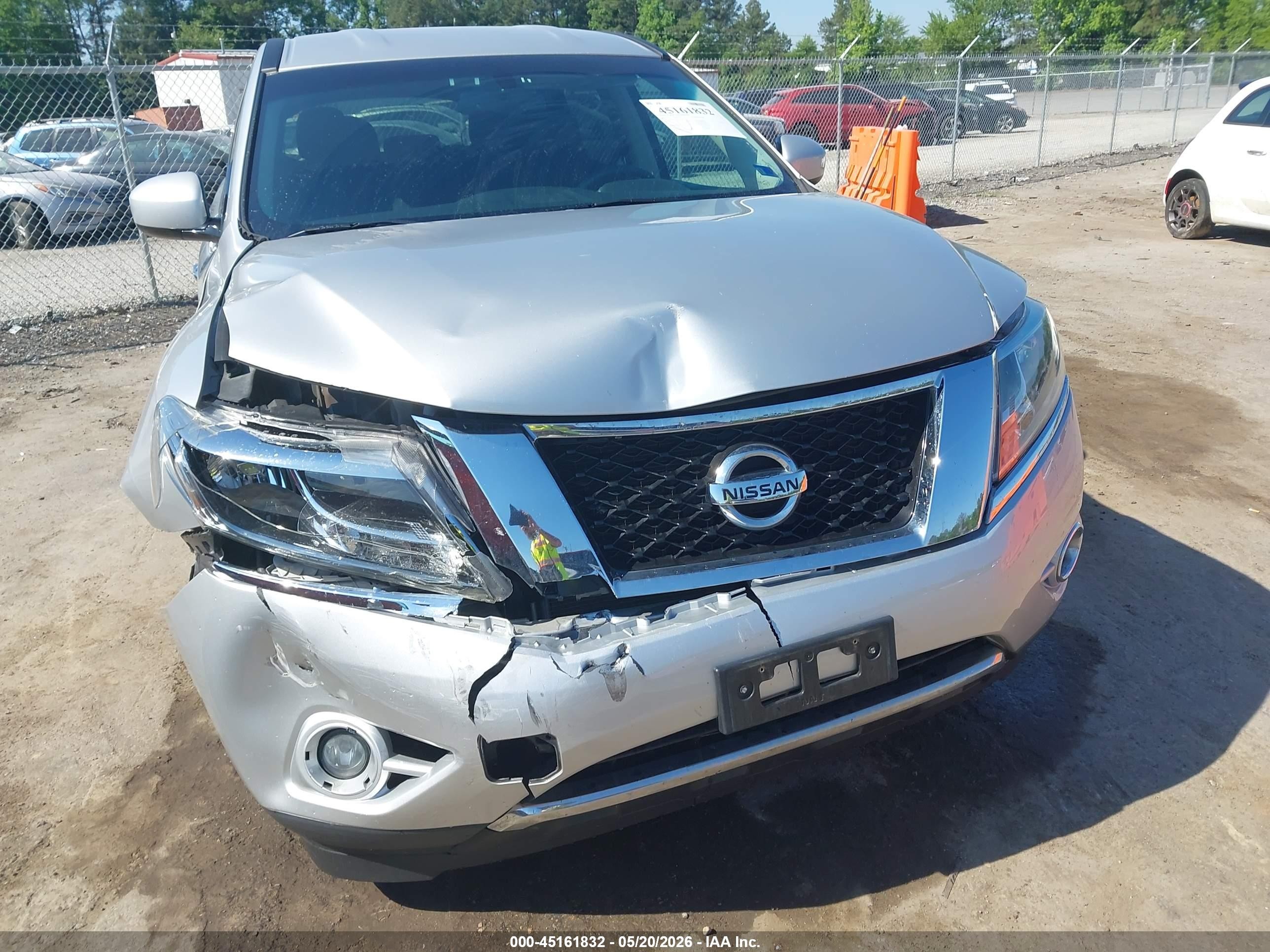 2014 Nissan Pathfinder S Silver vin: 5N1AR2MN1EC723174