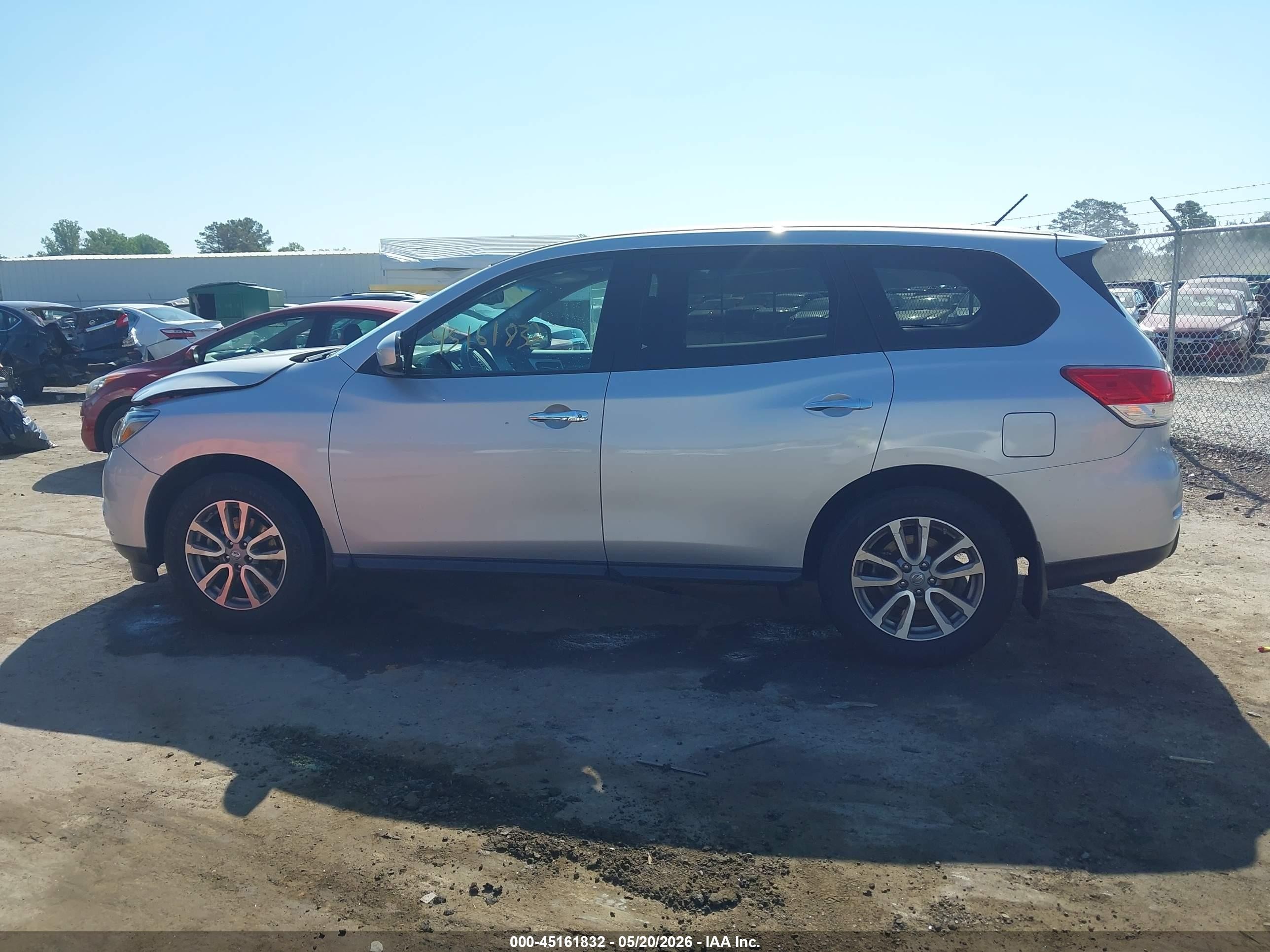 2014 Nissan Pathfinder S Silver vin: 5N1AR2MN1EC723174