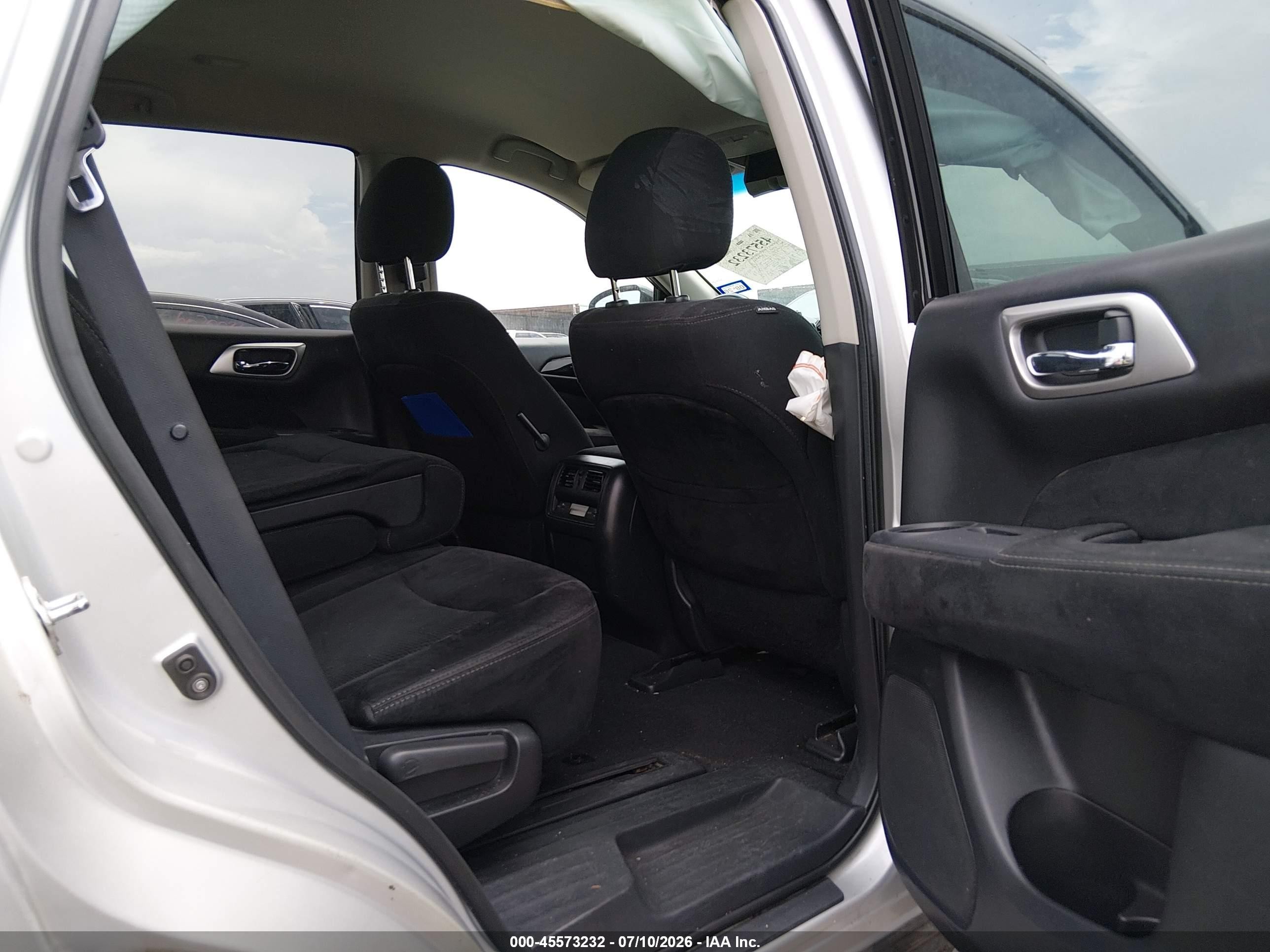 2014 Nissan Pathfinder S Silver vin: 5N1AR2MN1EC728147