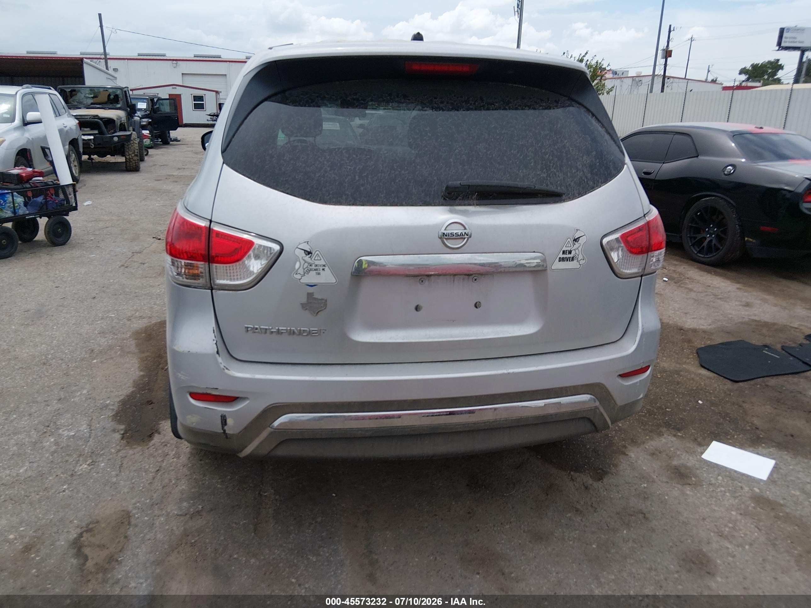 2014 Nissan Pathfinder S Silver vin: 5N1AR2MN1EC728147
