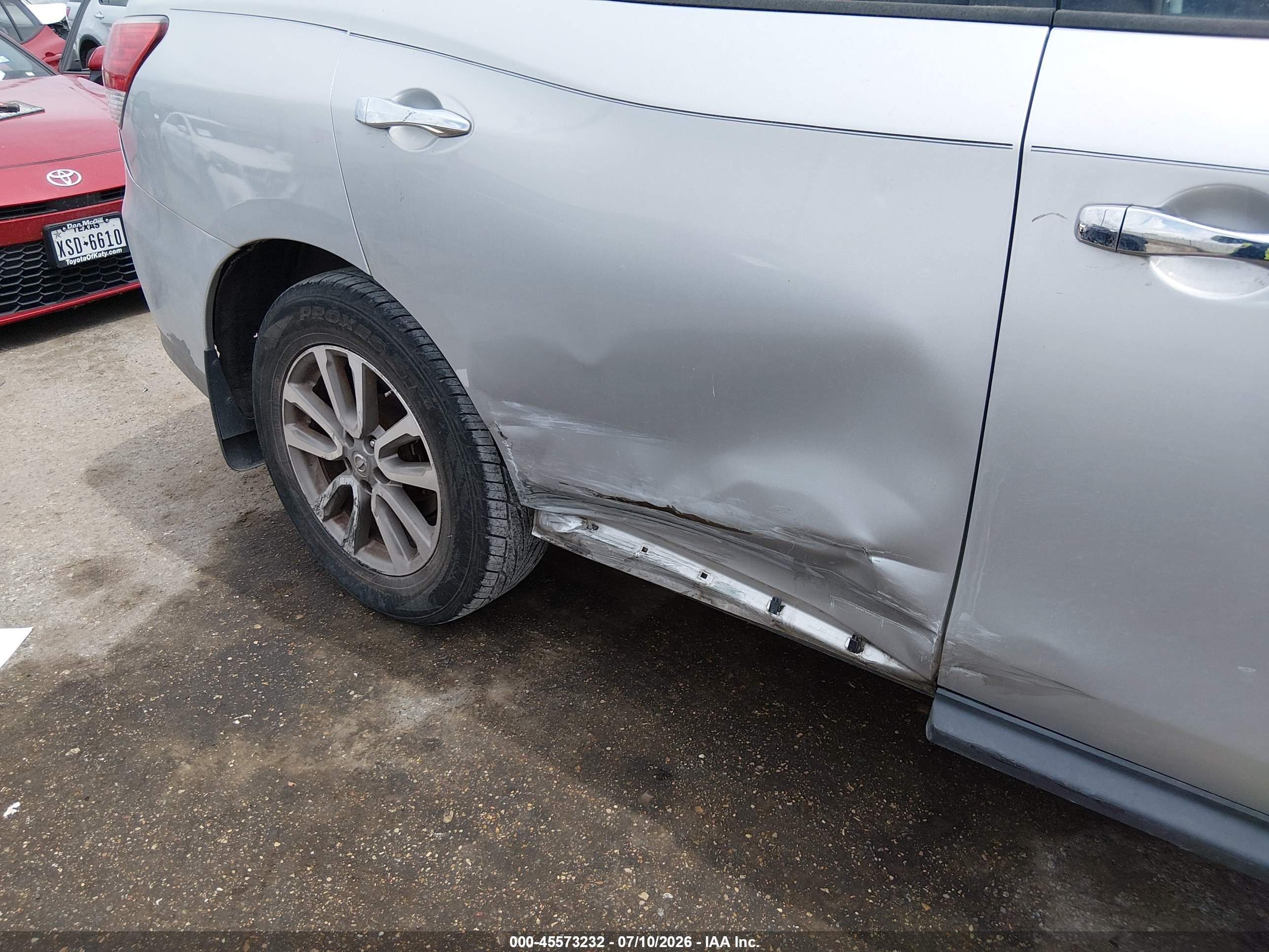 2014 Nissan Pathfinder S Silver vin: 5N1AR2MN1EC728147