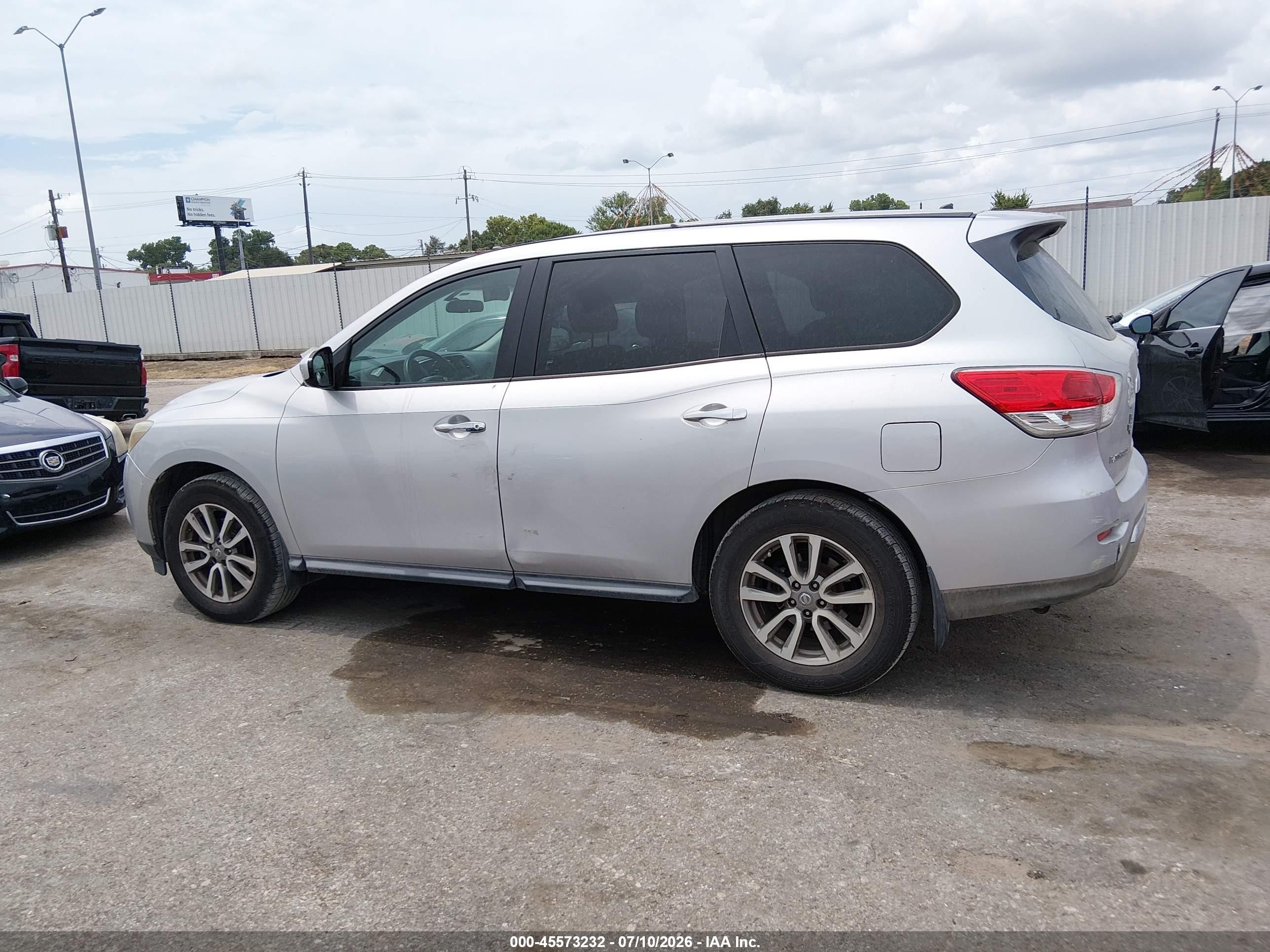 2014 Nissan Pathfinder S Silver vin: 5N1AR2MN1EC728147