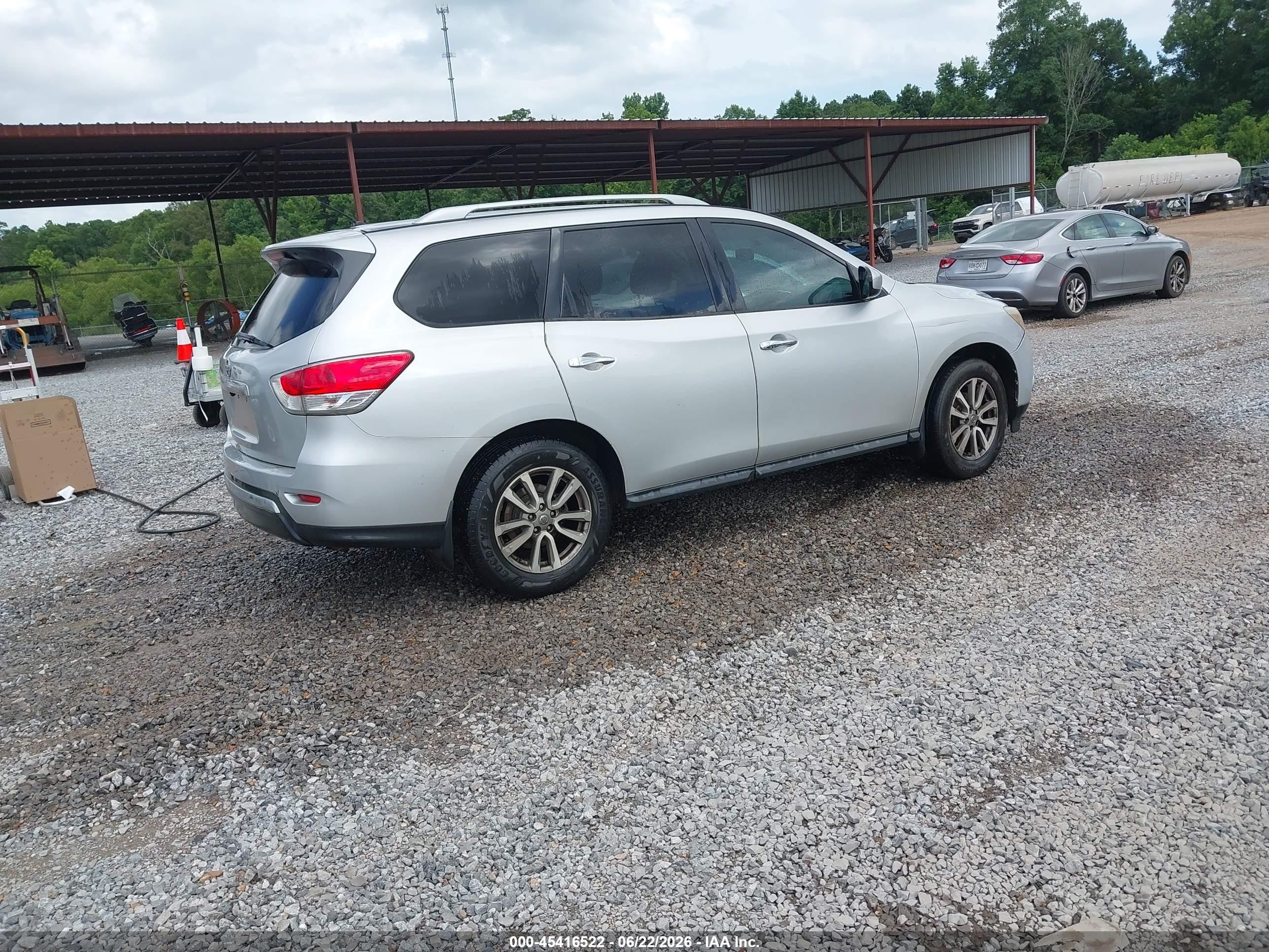 2015 Nissan Pathfinder S Silver vin: 5N1AR2MN1FC647957