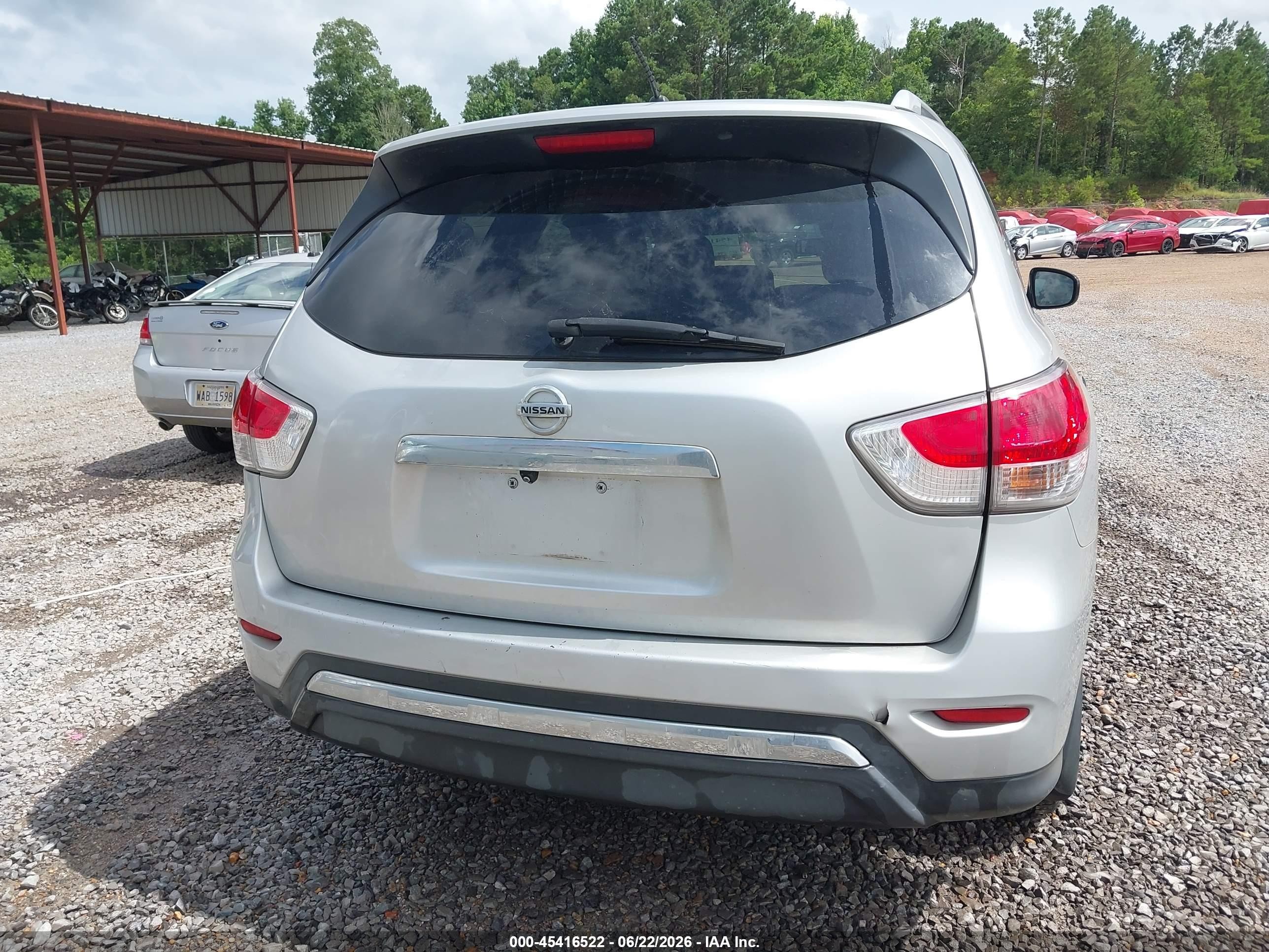 2015 Nissan Pathfinder S Silver vin: 5N1AR2MN1FC647957