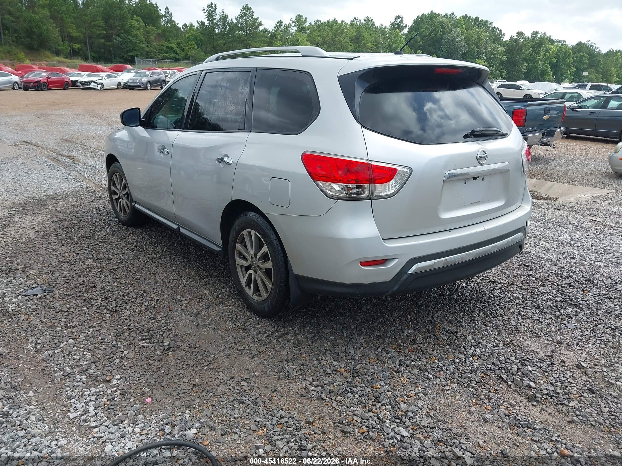 2015 Nissan Pathfinder S Silver vin: 5N1AR2MN1FC647957