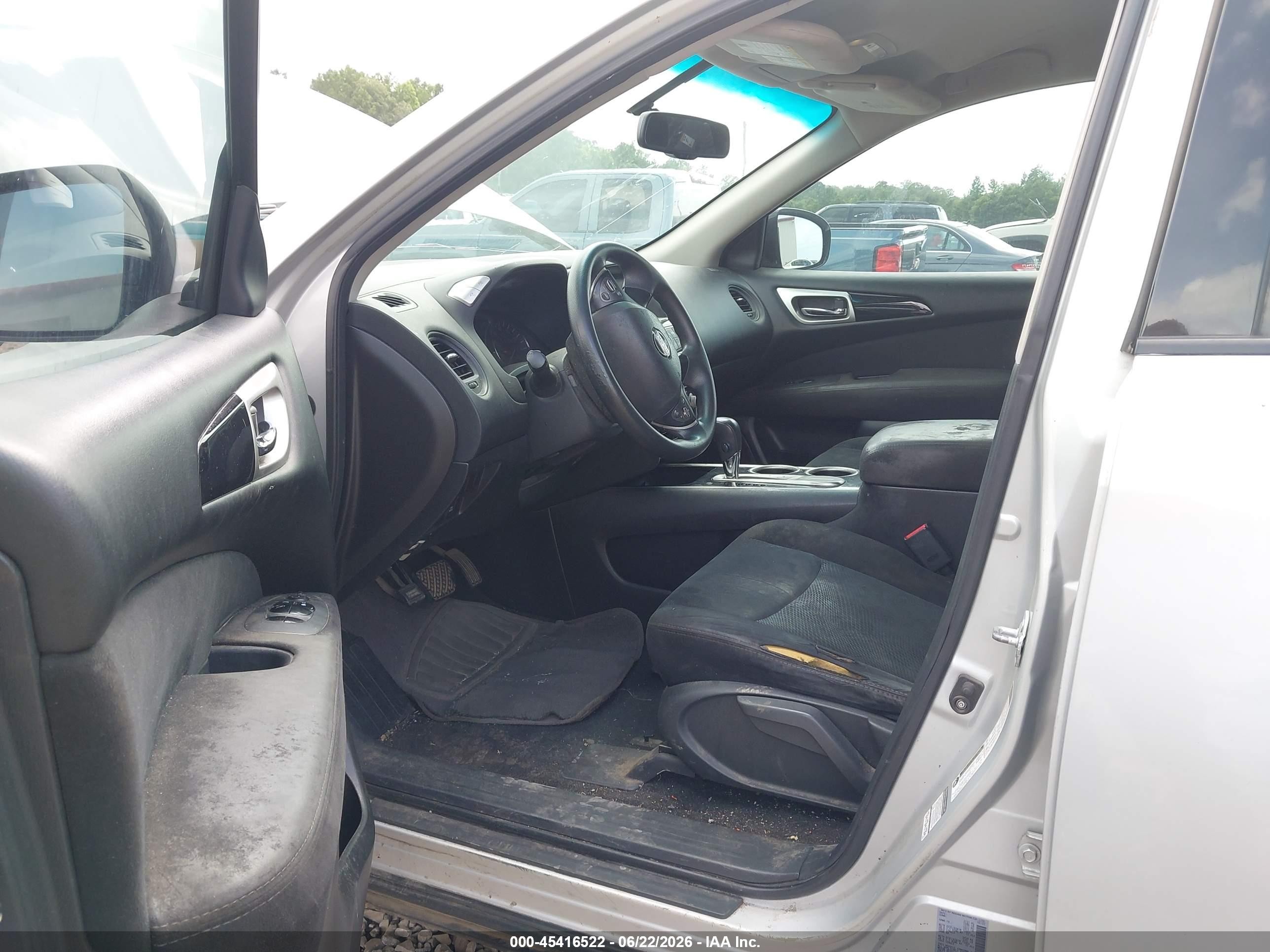 2015 Nissan Pathfinder S Silver vin: 5N1AR2MN1FC647957