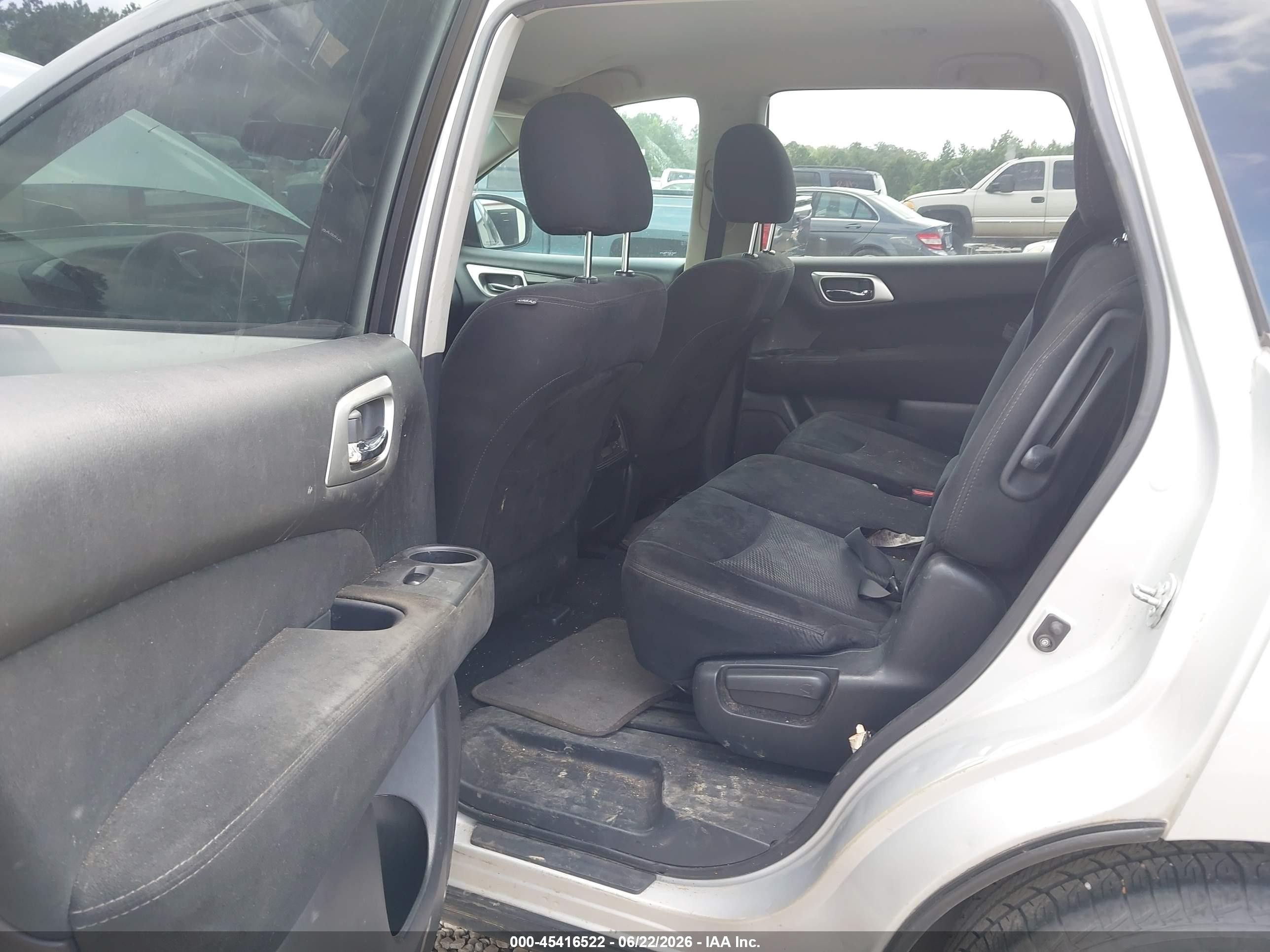 2015 Nissan Pathfinder S Silver vin: 5N1AR2MN1FC647957