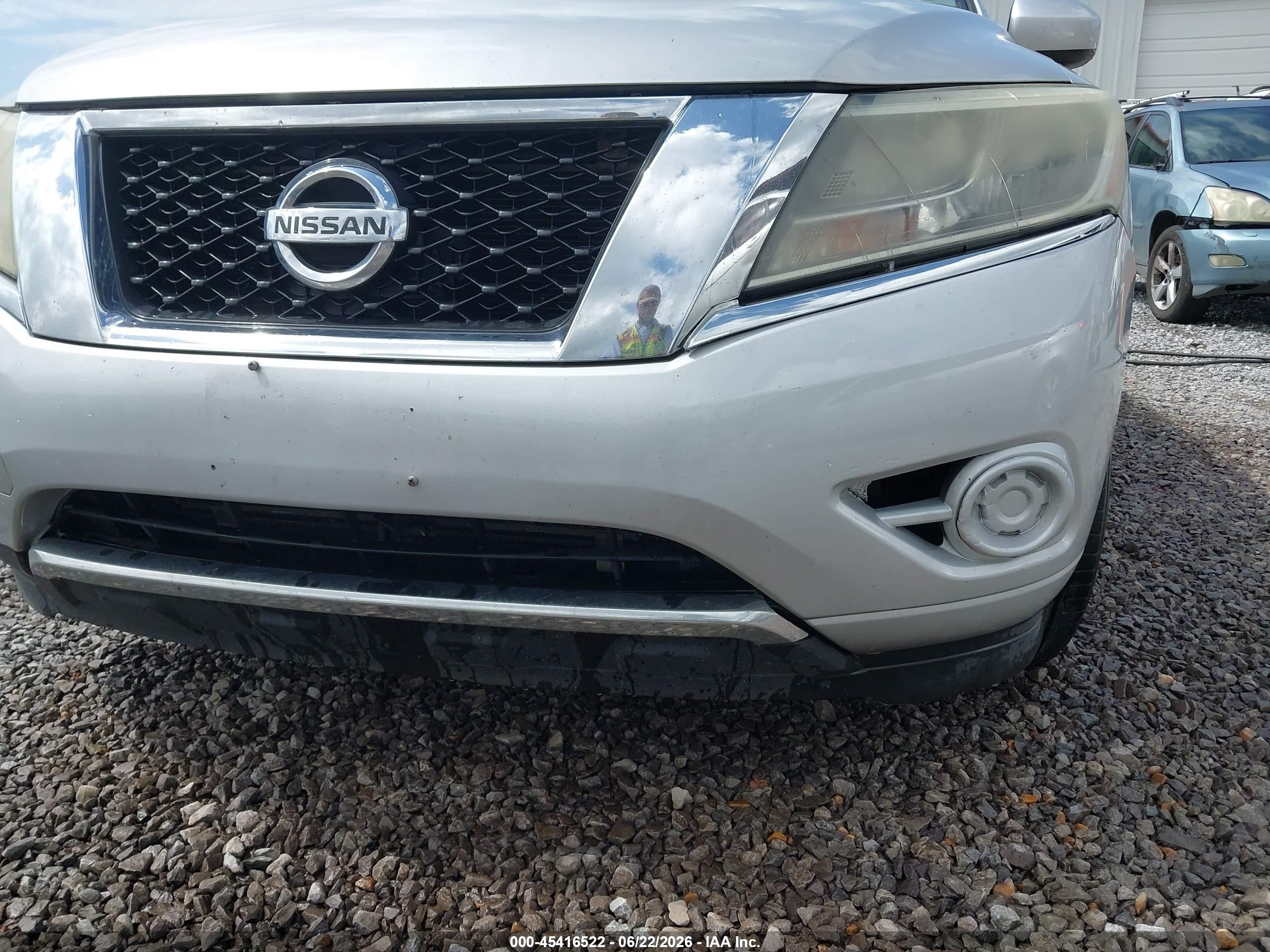 2015 Nissan Pathfinder S Silver vin: 5N1AR2MN1FC647957