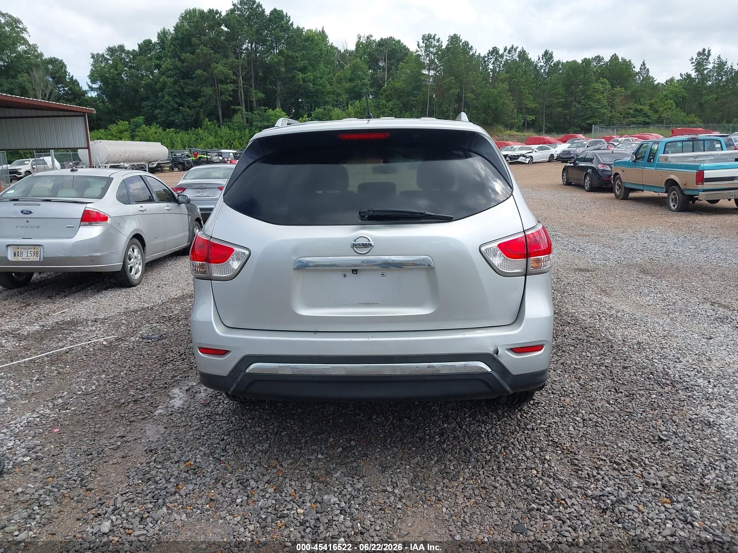 2015 Nissan Pathfinder S Silver vin: 5N1AR2MN1FC647957