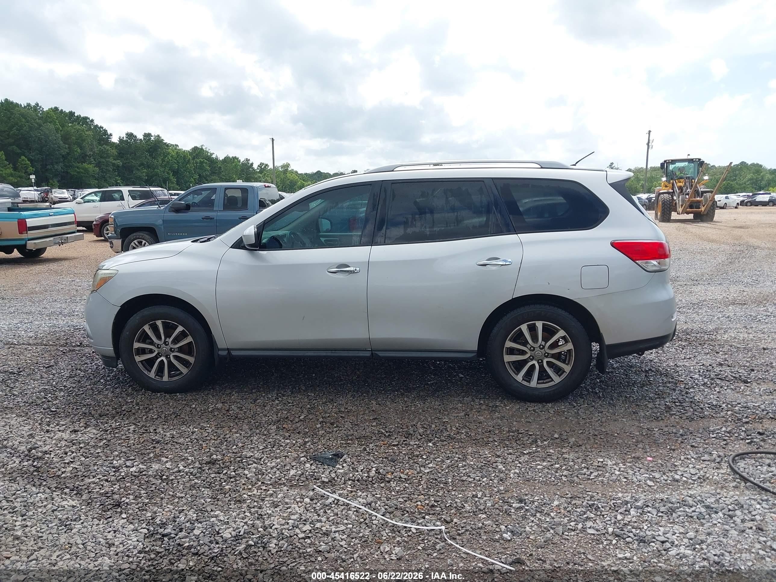 2015 Nissan Pathfinder S Silver vin: 5N1AR2MN1FC647957