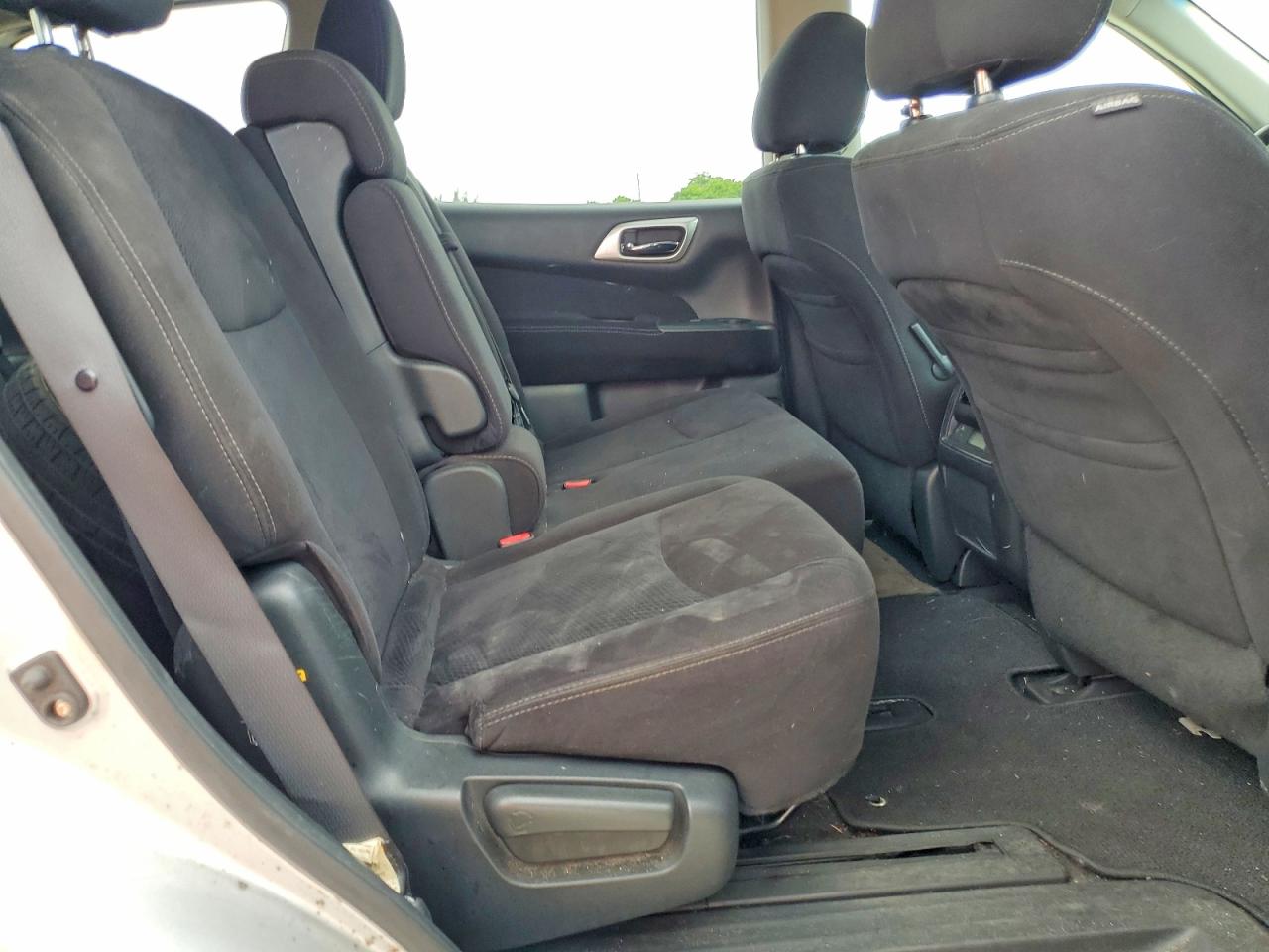 2013 Nissan Pathfinder S Silver vin: 5N1AR2MN2DC667082
