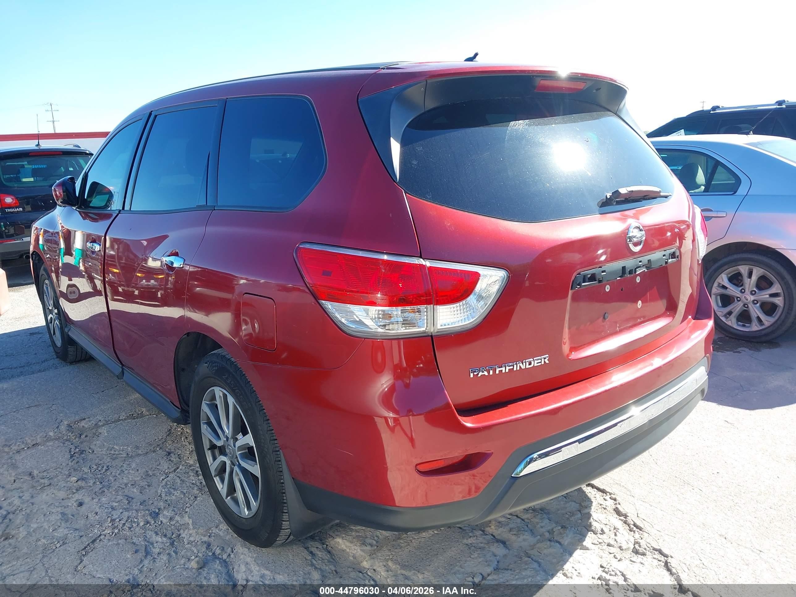 2014 Nissan Pathfinder S Red vin: 5N1AR2MN2EC669531