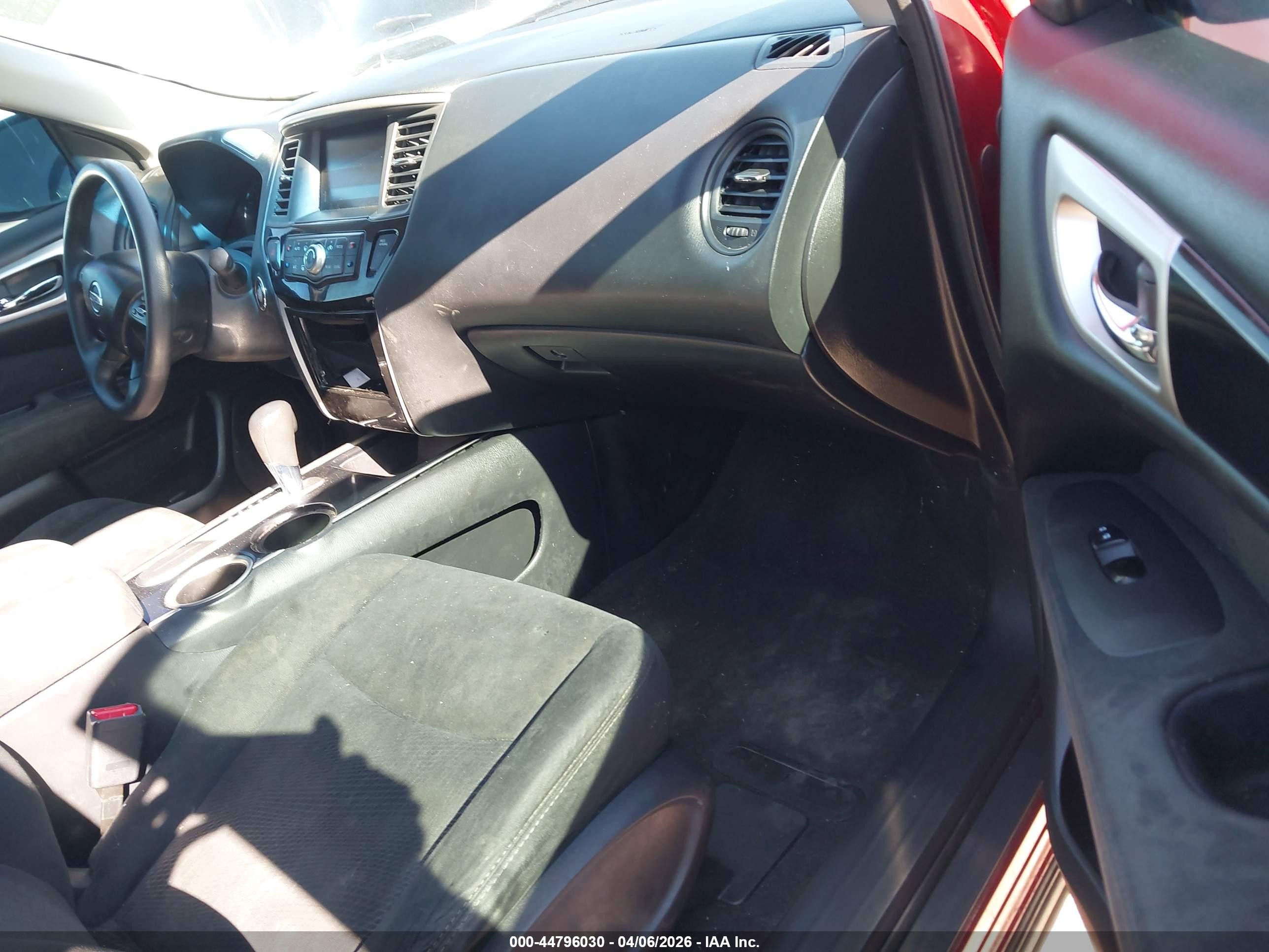 2014 Nissan Pathfinder S Red vin: 5N1AR2MN2EC669531