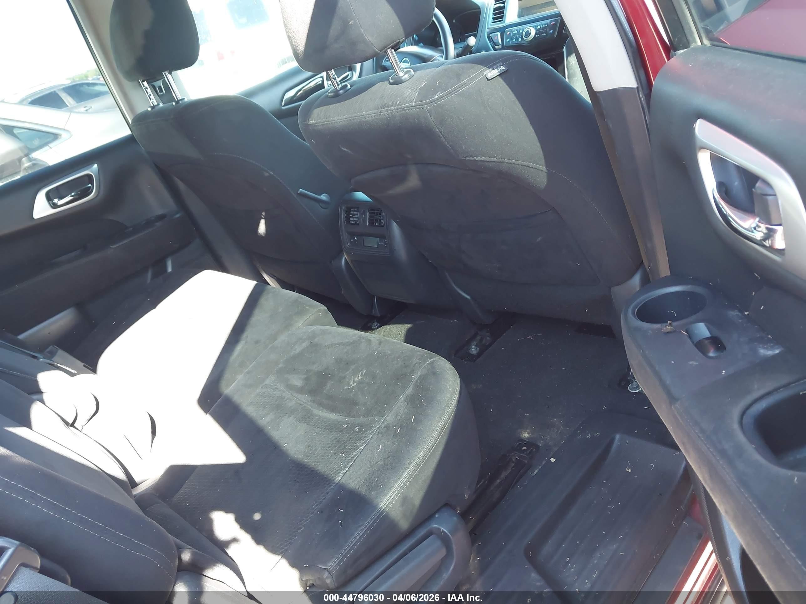 2014 Nissan Pathfinder S Red vin: 5N1AR2MN2EC669531