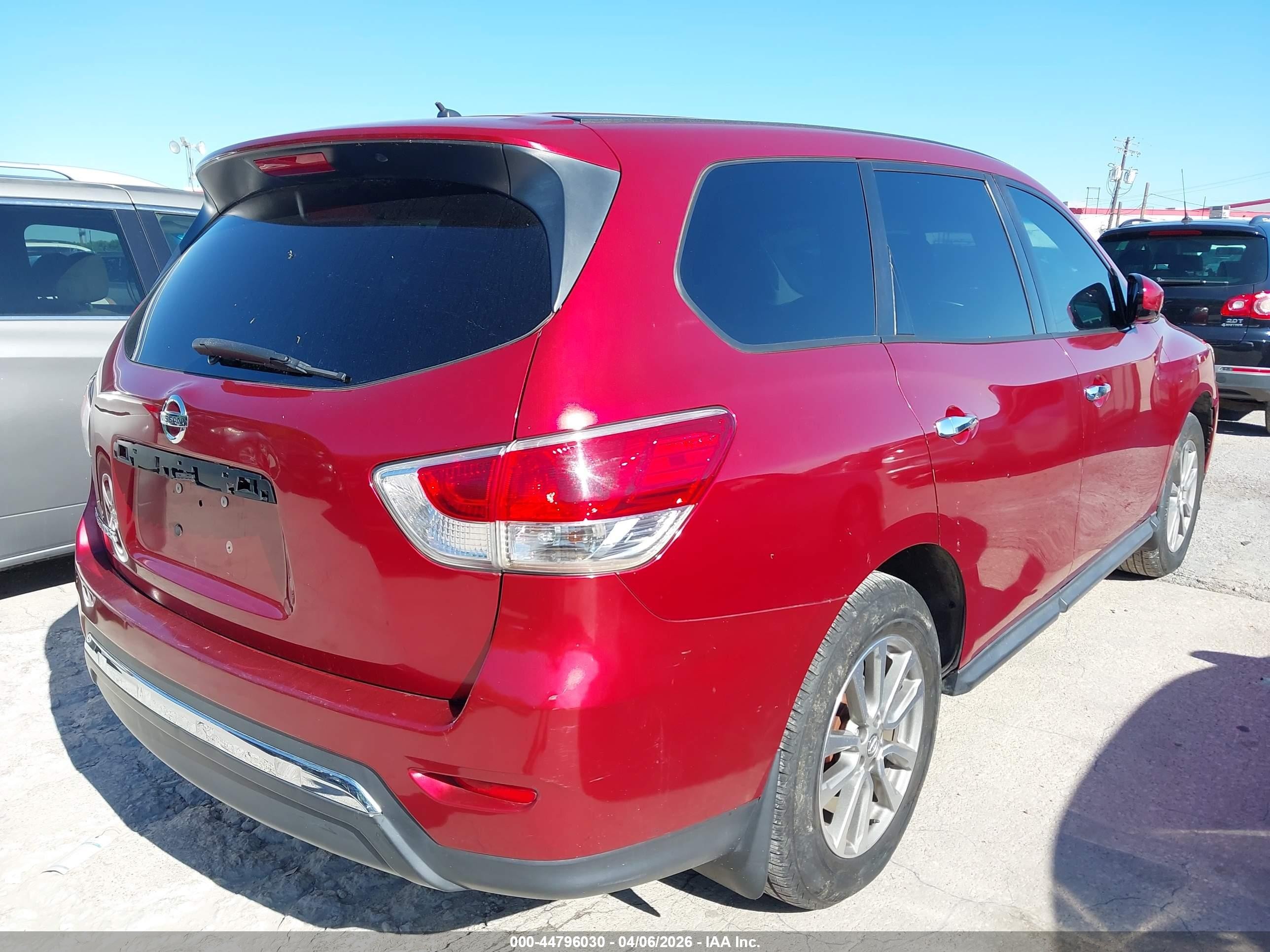 2014 Nissan Pathfinder S Red vin: 5N1AR2MN2EC669531