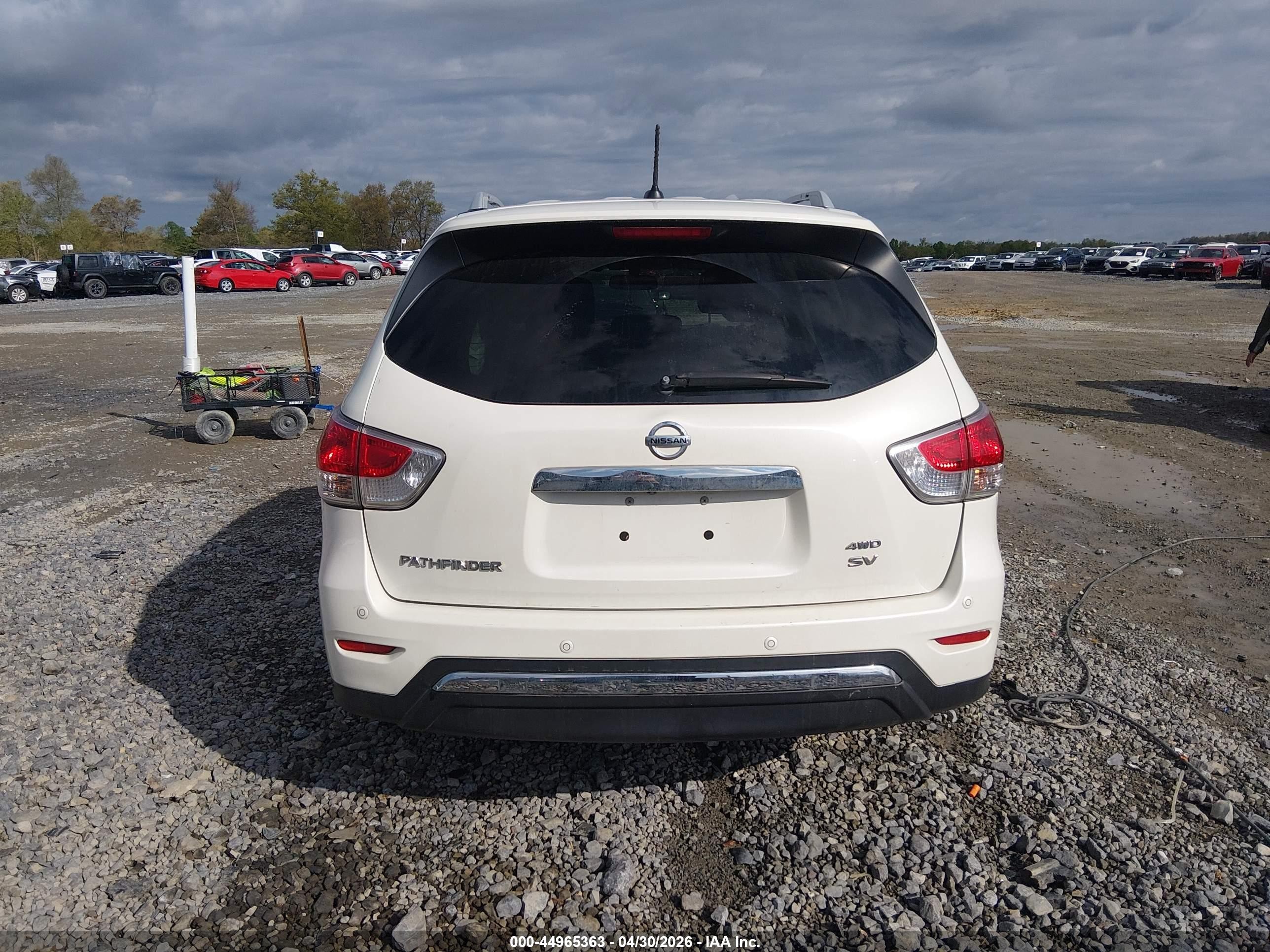 2015 Nissan Pathfinder Sv White vin: 5N1AR2MN2FC609492