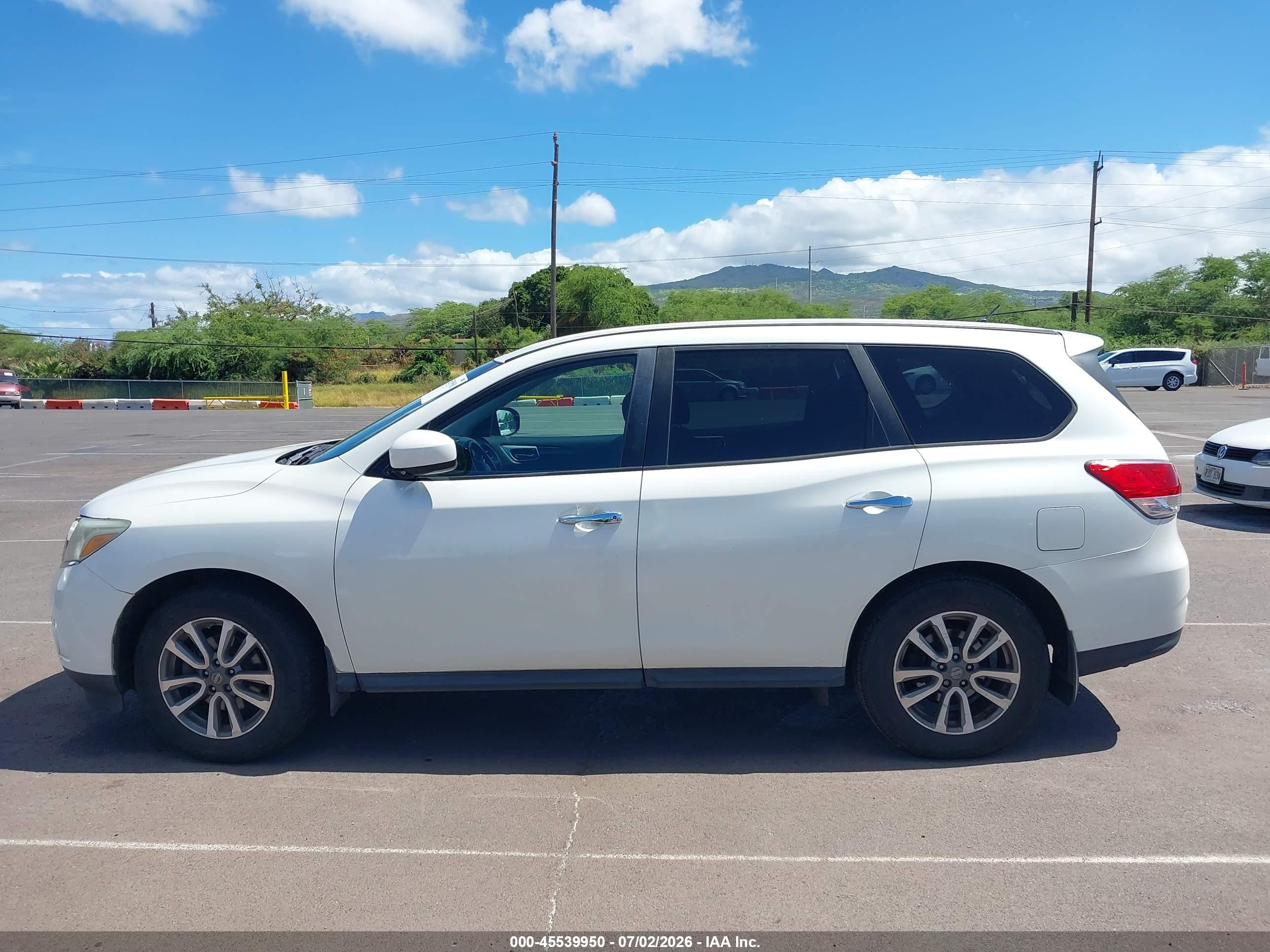 2015 Nissan Pathfinder S White vin: 5N1AR2MN2FC619939