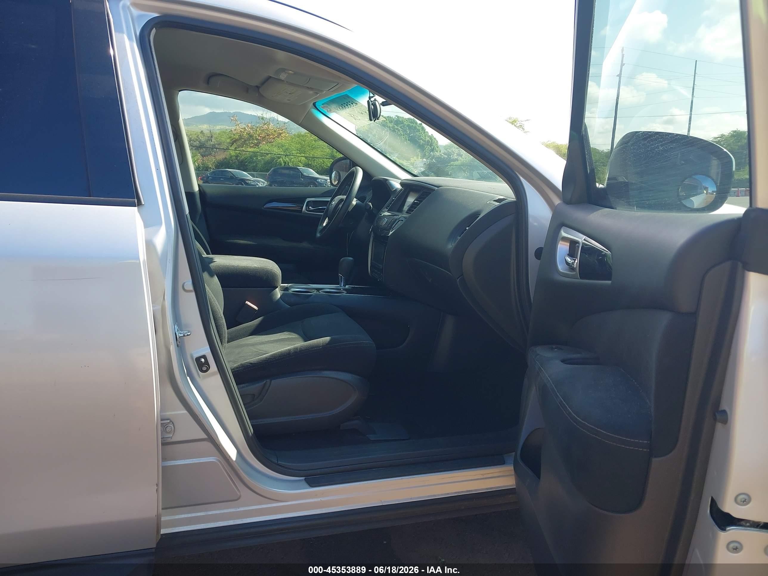 2015 Nissan Pathfinder S Silver vin: 5N1AR2MN2FC704263