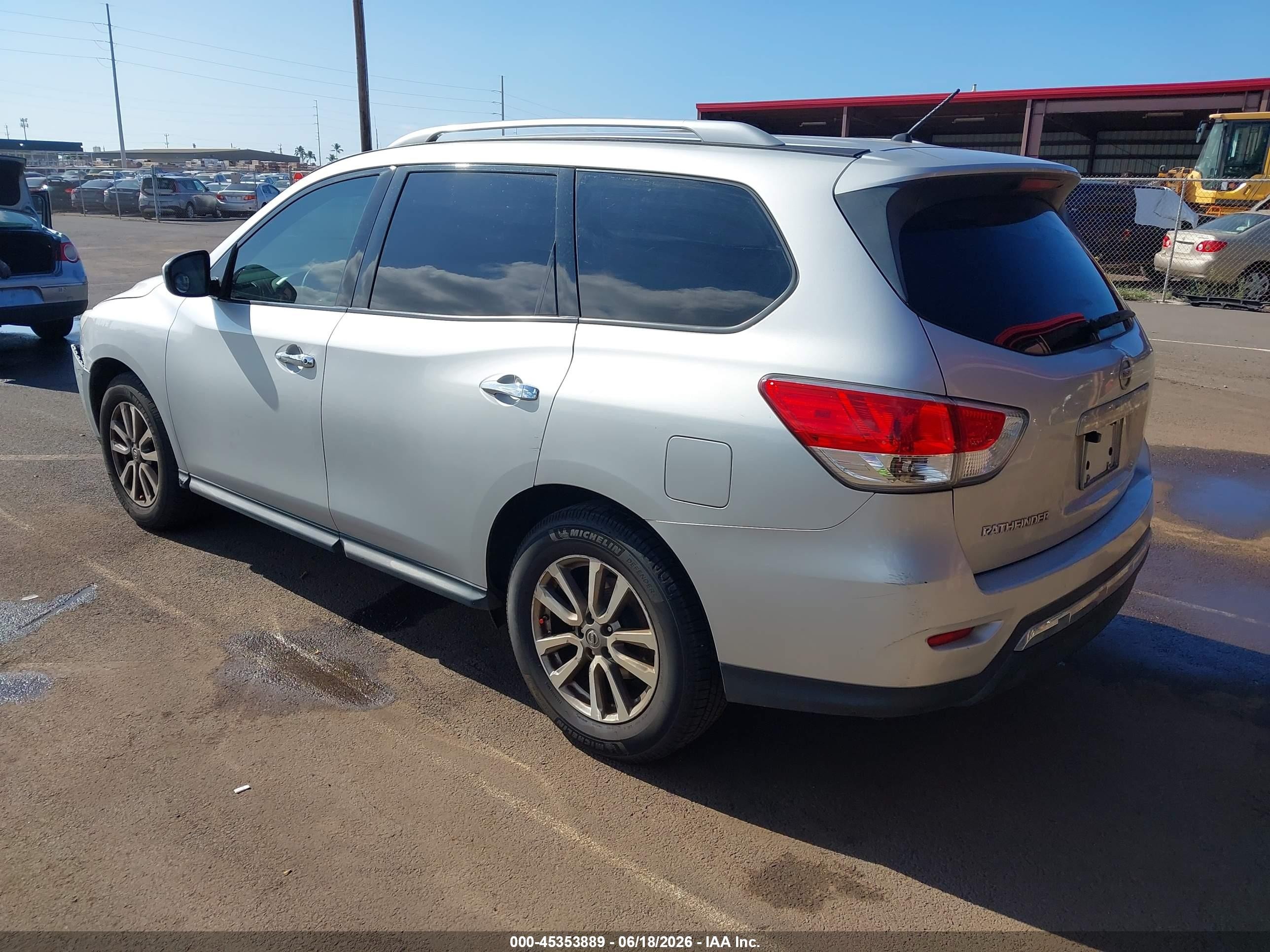 2015 Nissan Pathfinder S Silver vin: 5N1AR2MN2FC704263