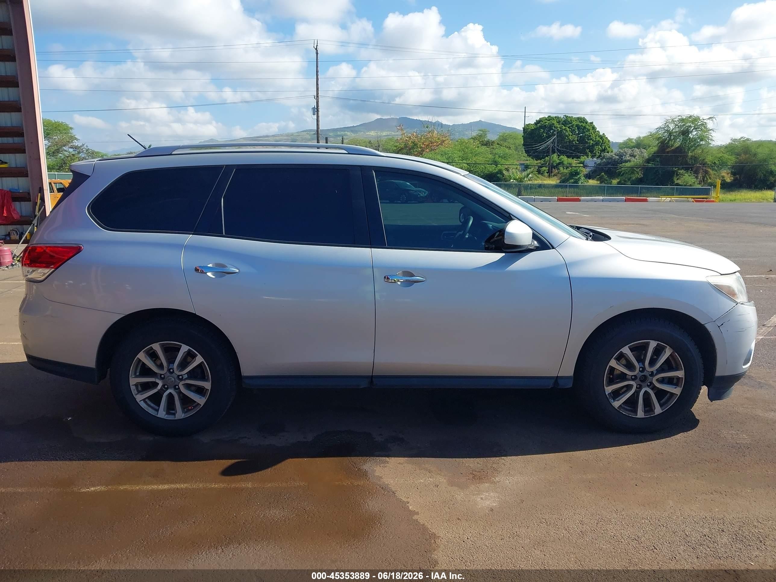 2015 Nissan Pathfinder S Silver vin: 5N1AR2MN2FC704263