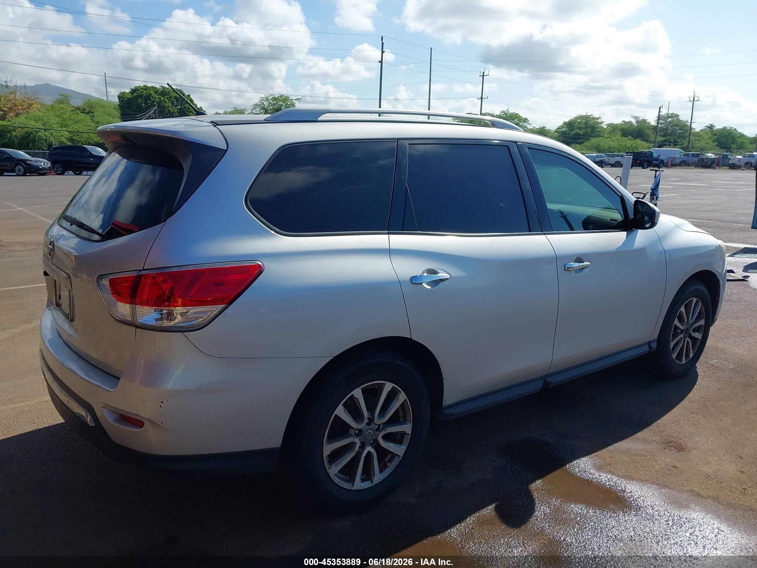 2015 Nissan Pathfinder S Silver vin: 5N1AR2MN2FC704263