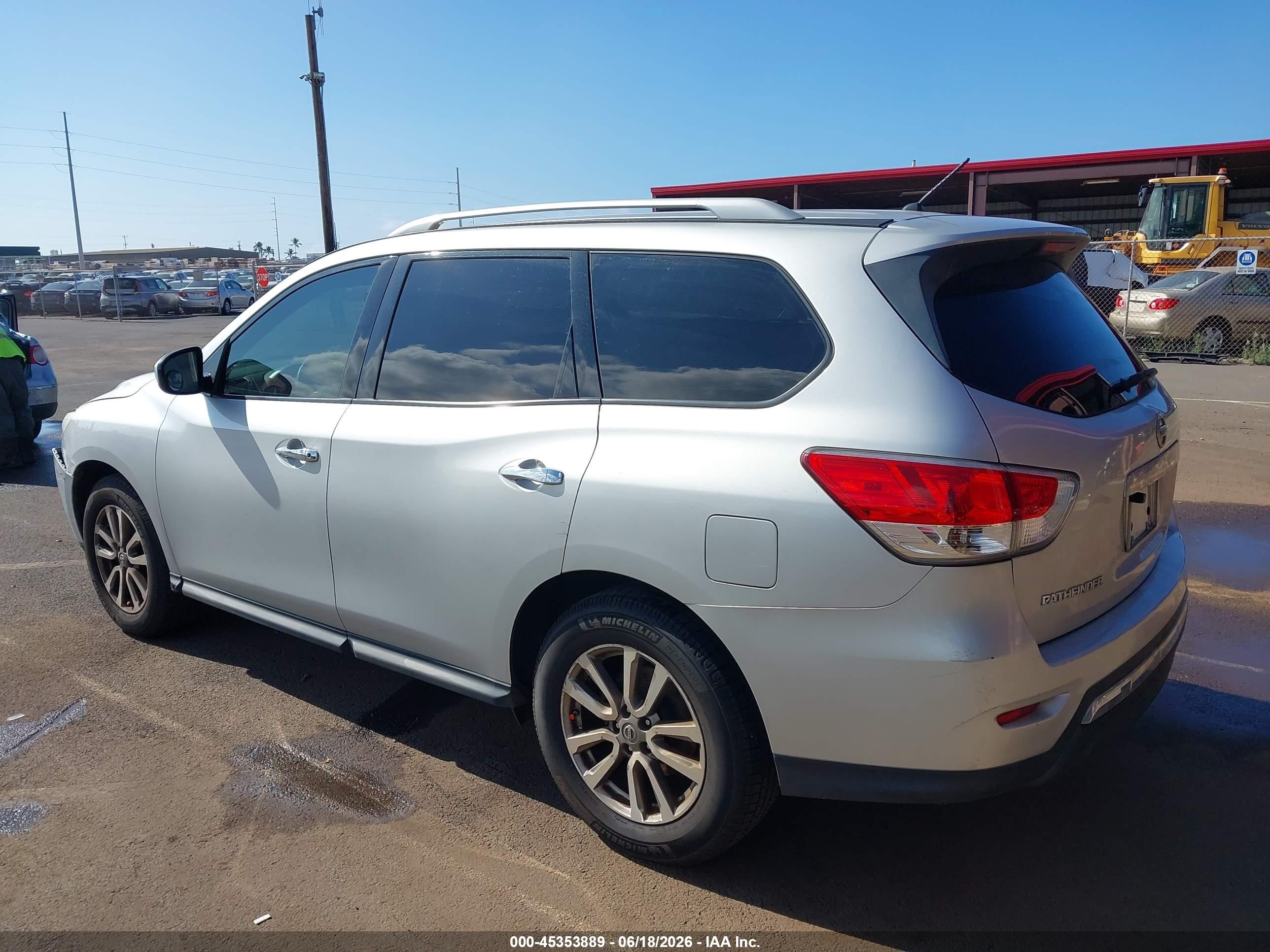 2015 Nissan Pathfinder S Silver vin: 5N1AR2MN2FC704263